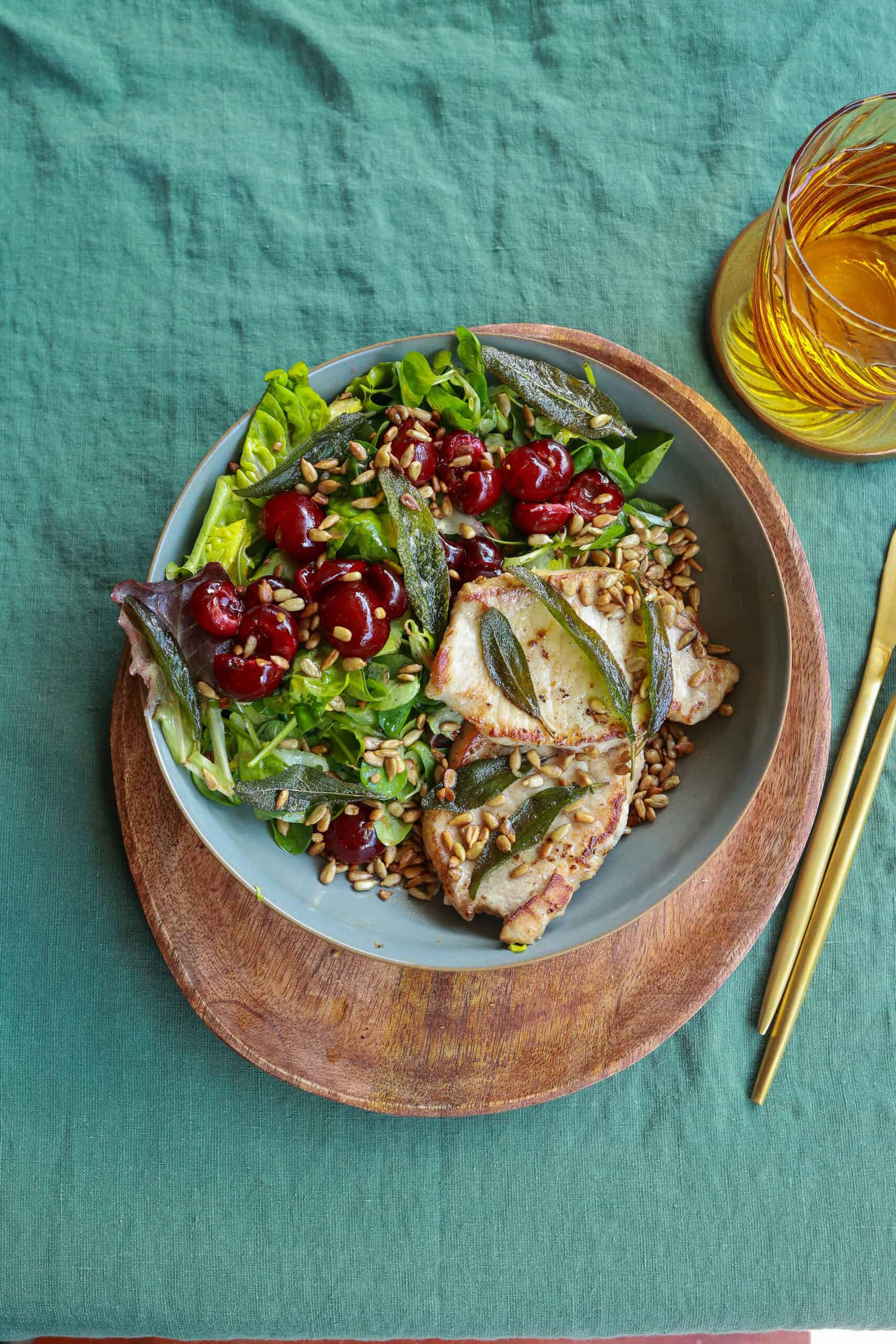 Mangalicakaraj mézes-meggyes salátával