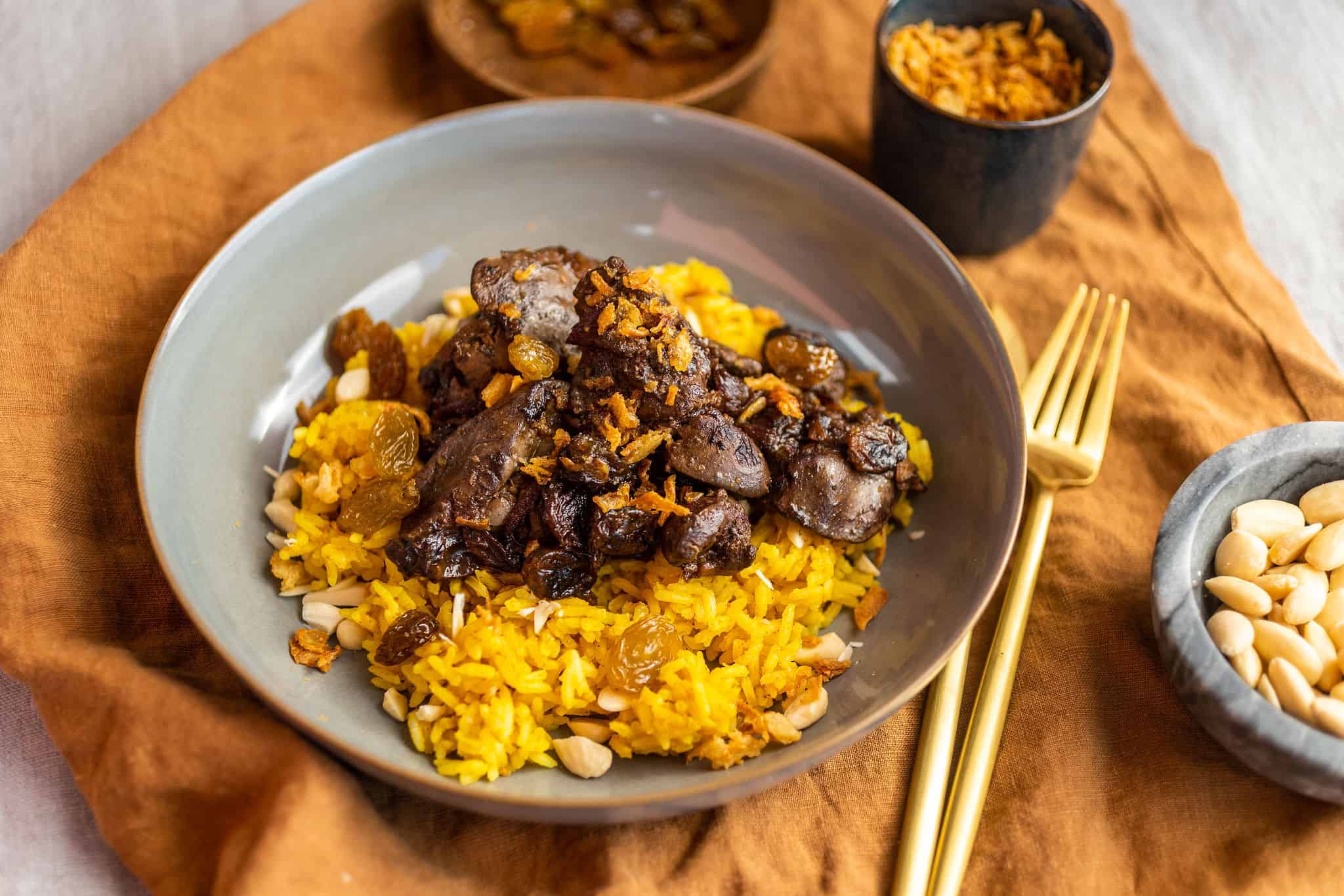 Csirkemáj balzsamecettel és kurkumás rizzsel