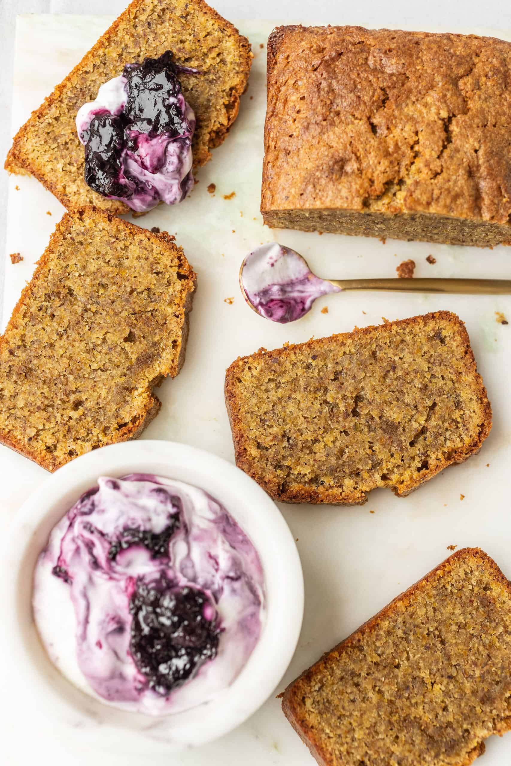 Pisztáciás sütemény áfonyás joghurttal