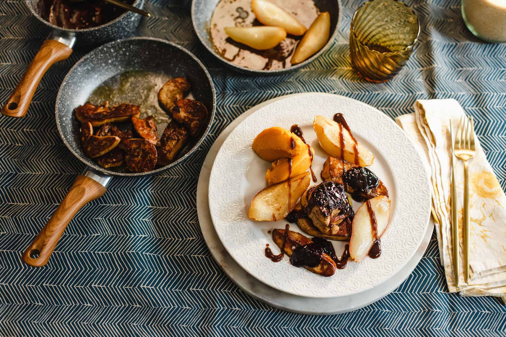 Serpenyős libamáj körtével