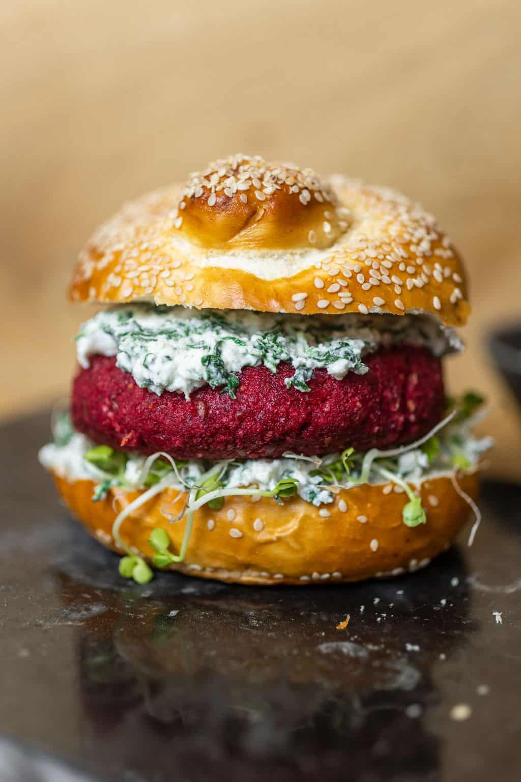 Céklaburger spenótos fetakrémmel