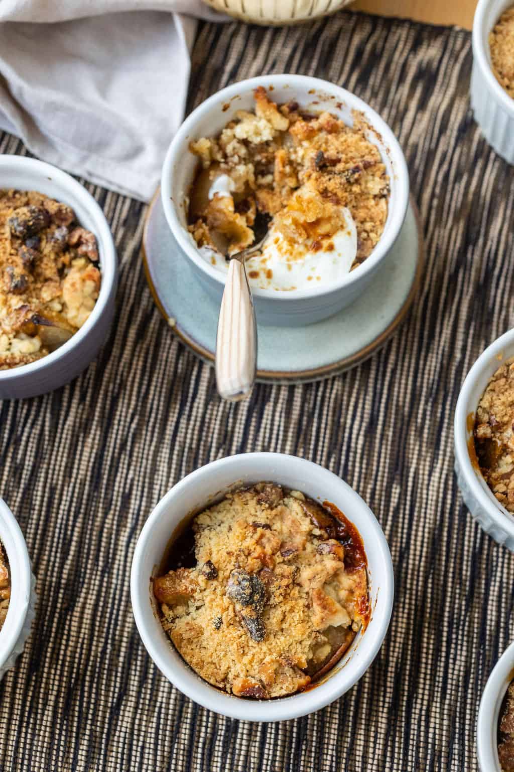 Fűszeres morzsasüti körtével