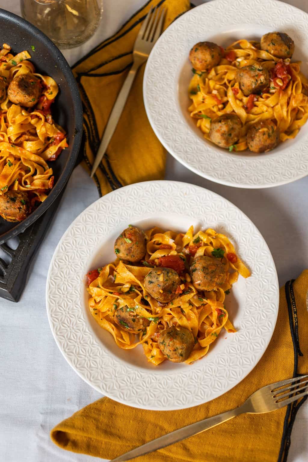 Tonhalgolyók paradicsomszószban