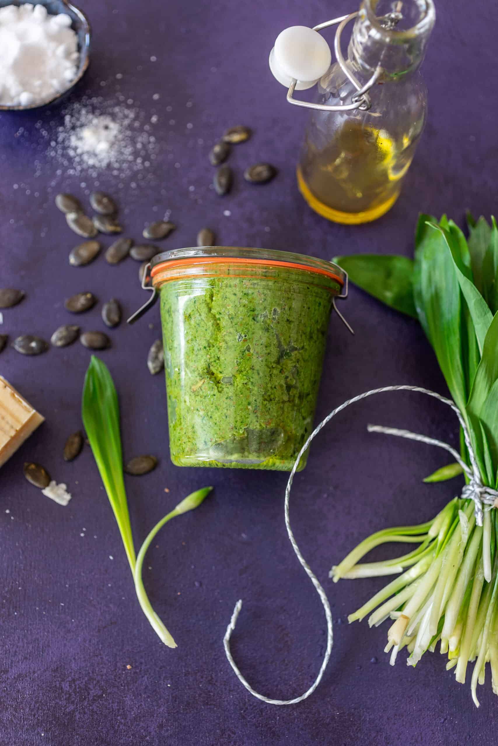 Tökmagos medvehagymapesto