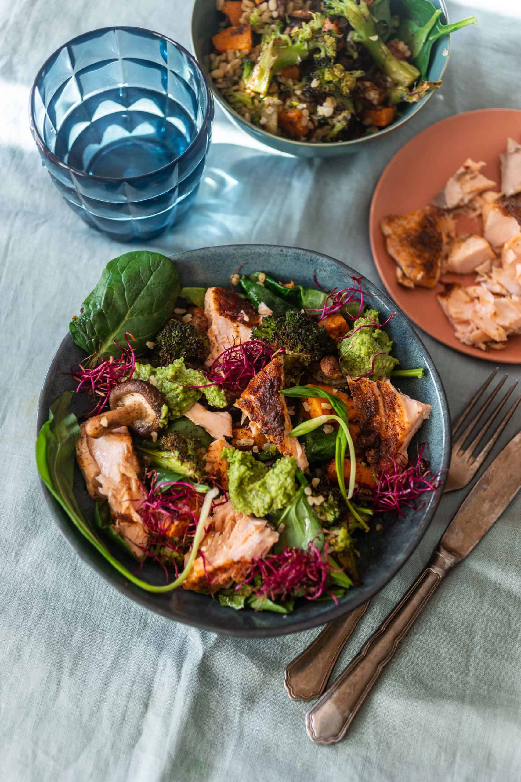 Langyos sültzöldség-saláta fűszeres lazaccal