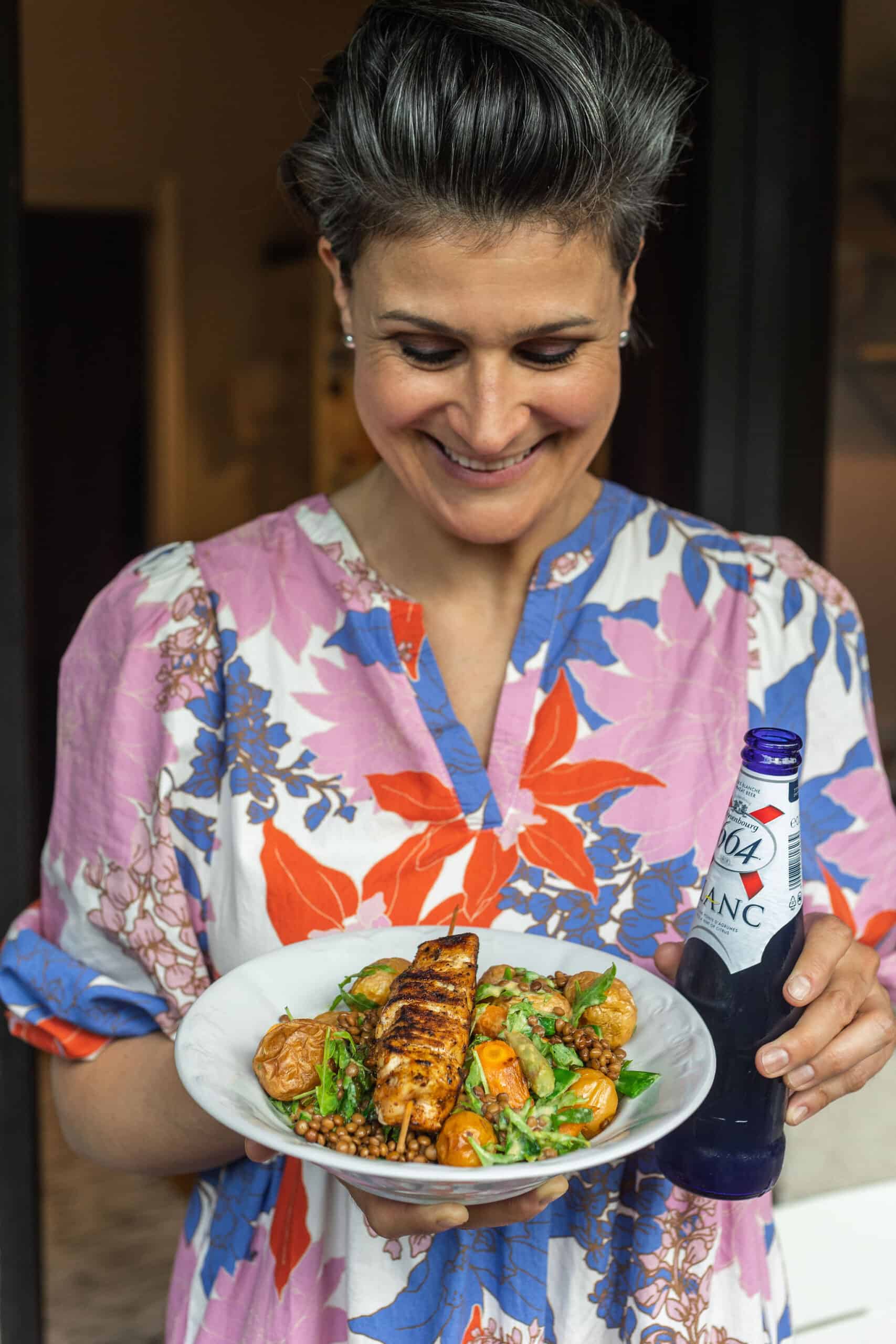 Fűszeres csirkenyárs sültzöldség-salátával