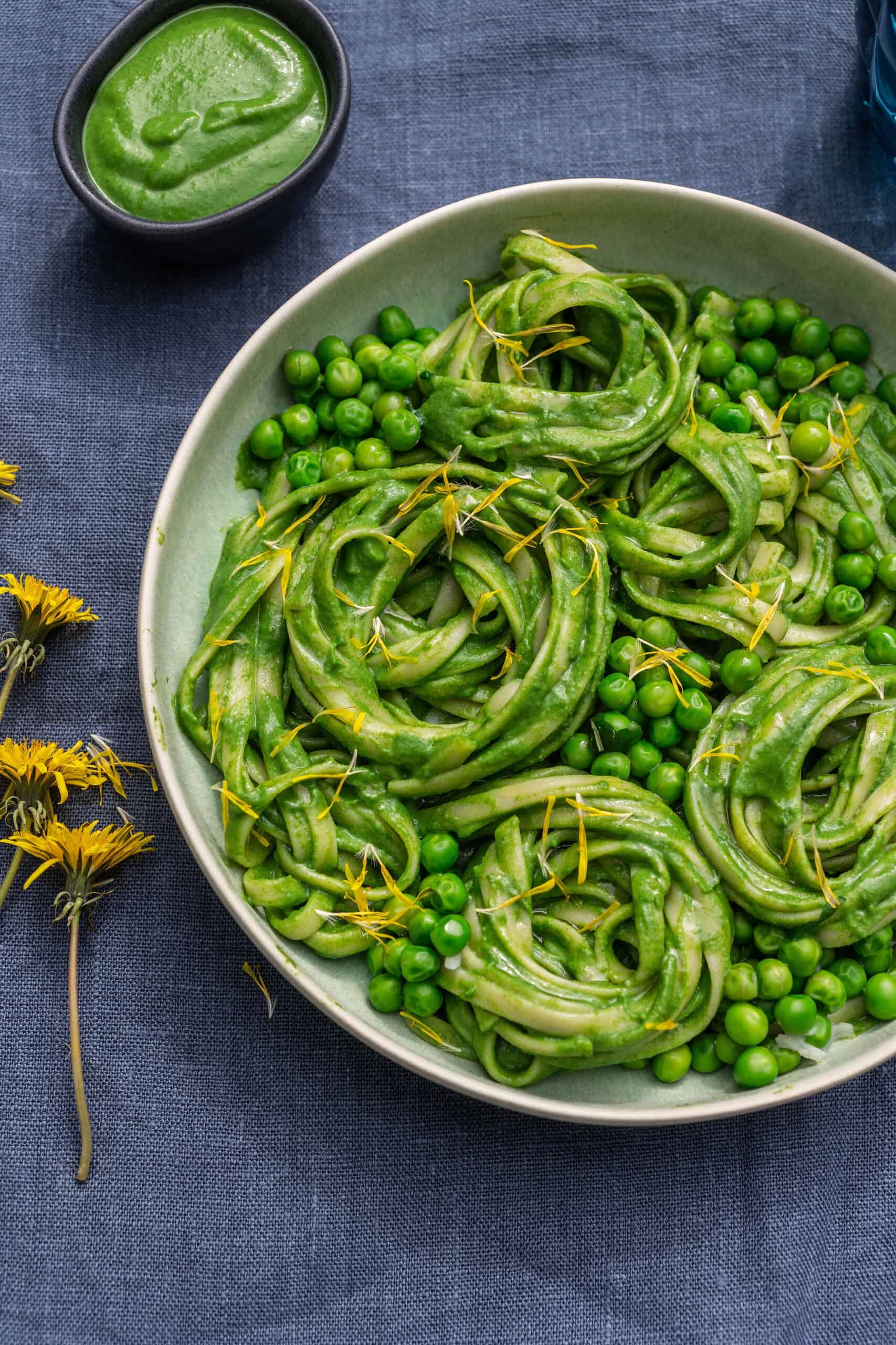 Linguine spenótpestóval és zöldborsóval