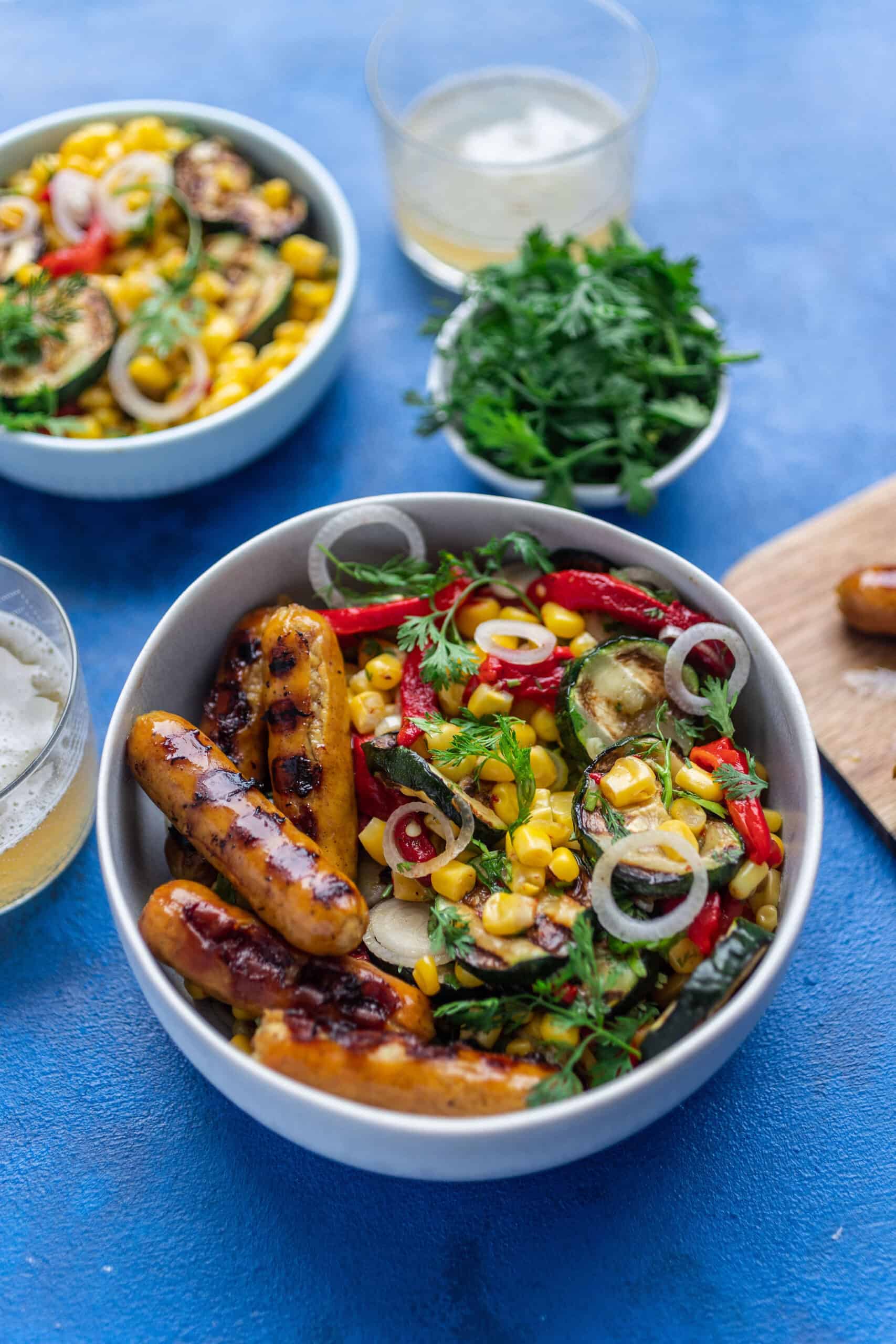 Mézes-chilis kukoricasaláta grillkolbásszal