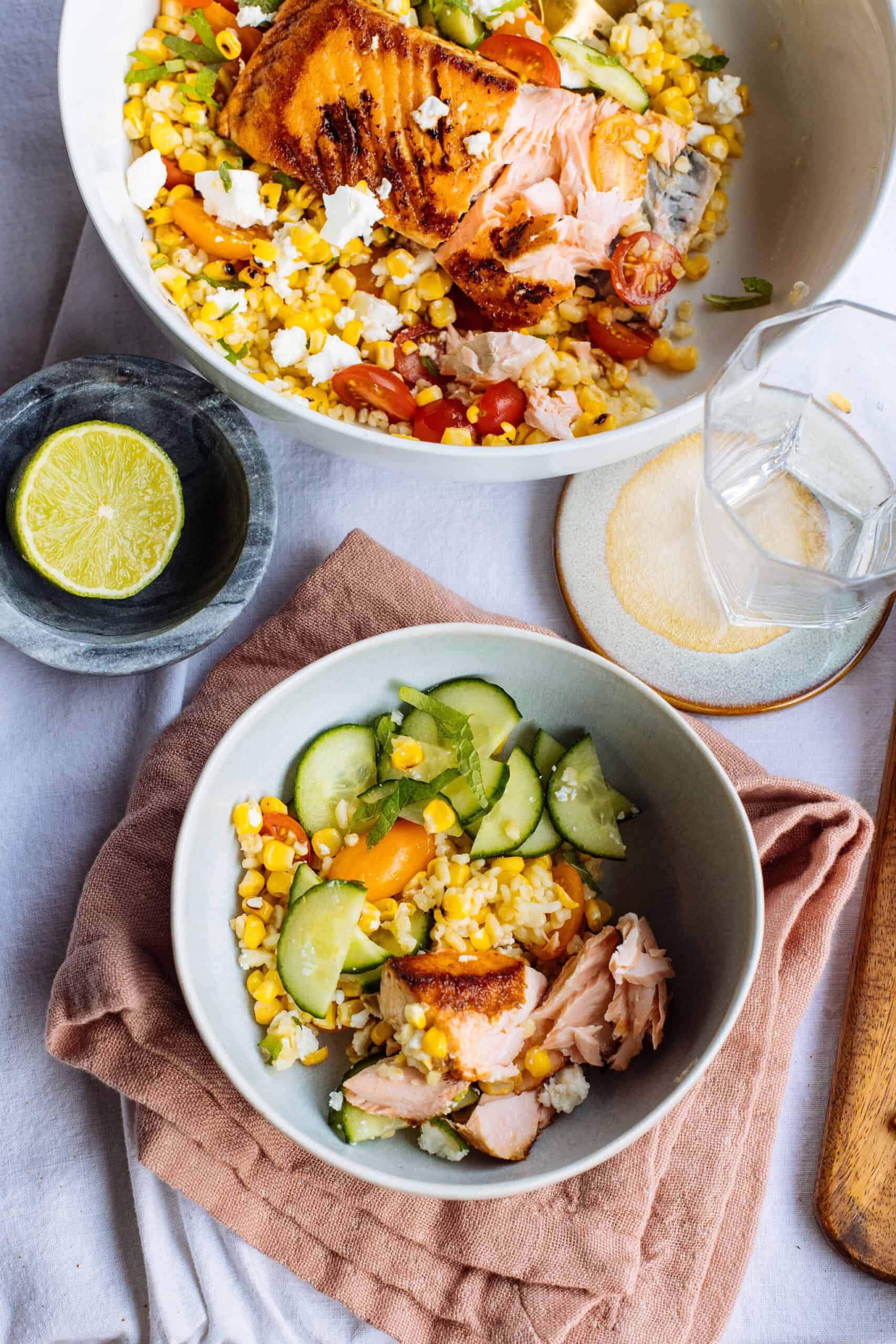 Grillezettkukorica-saláta lazaccal