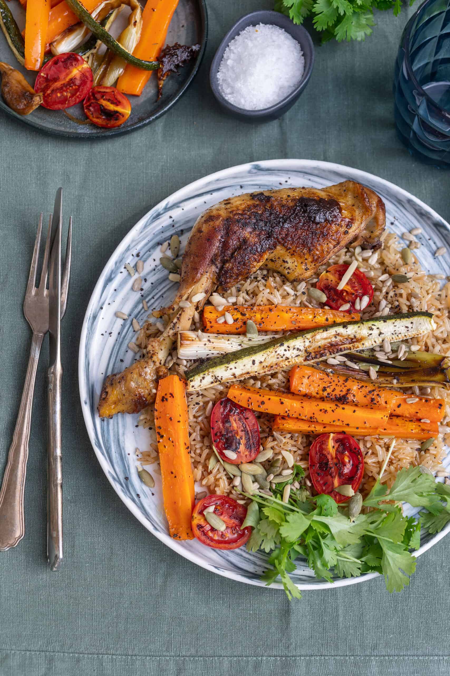 Zöldséges piláf sült csirkecombbal