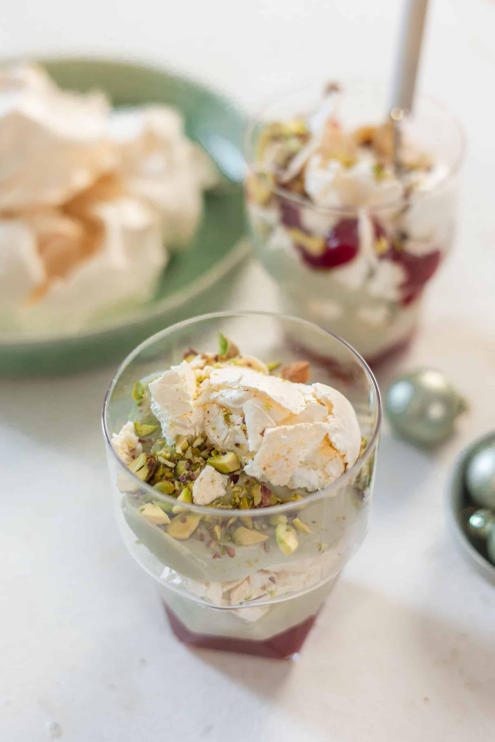 Pisztáciás pohárkrém ribizlizselével