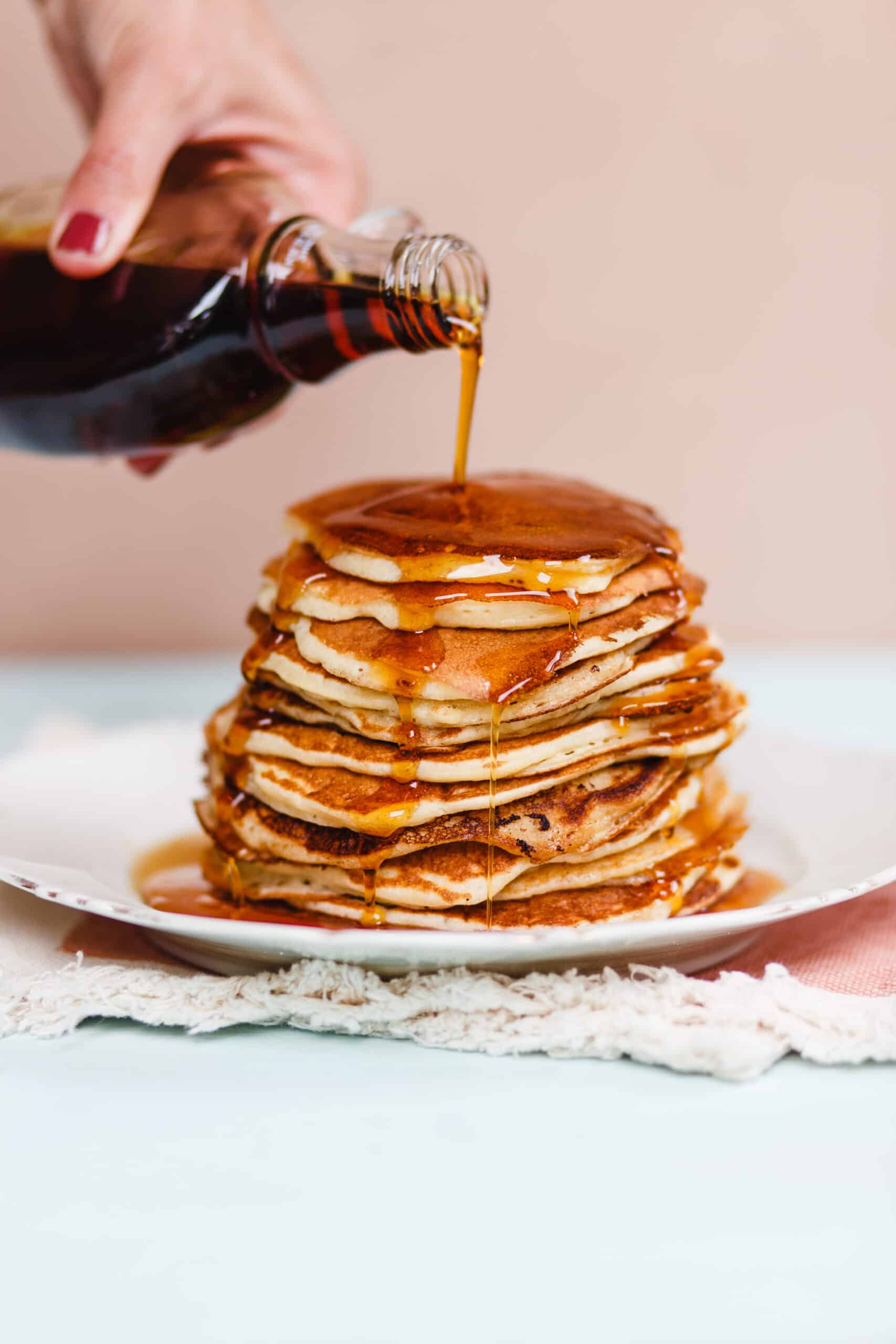 Amerikai palacsinta íróval és juharsziruppal