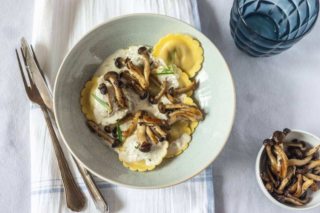 Gombás ravioli krémes sajtszószban