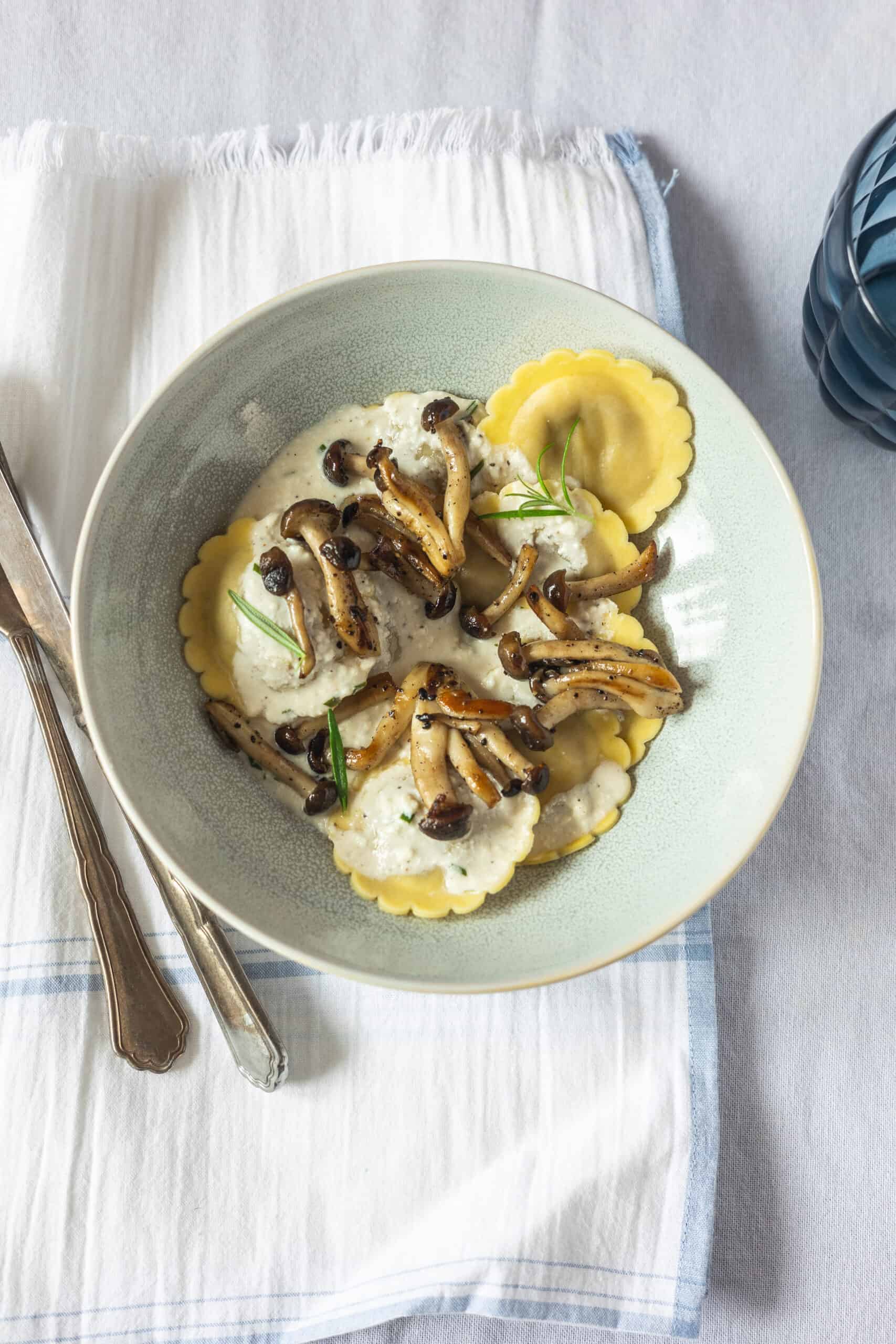 Gombás ravioli krémes sajtszószban