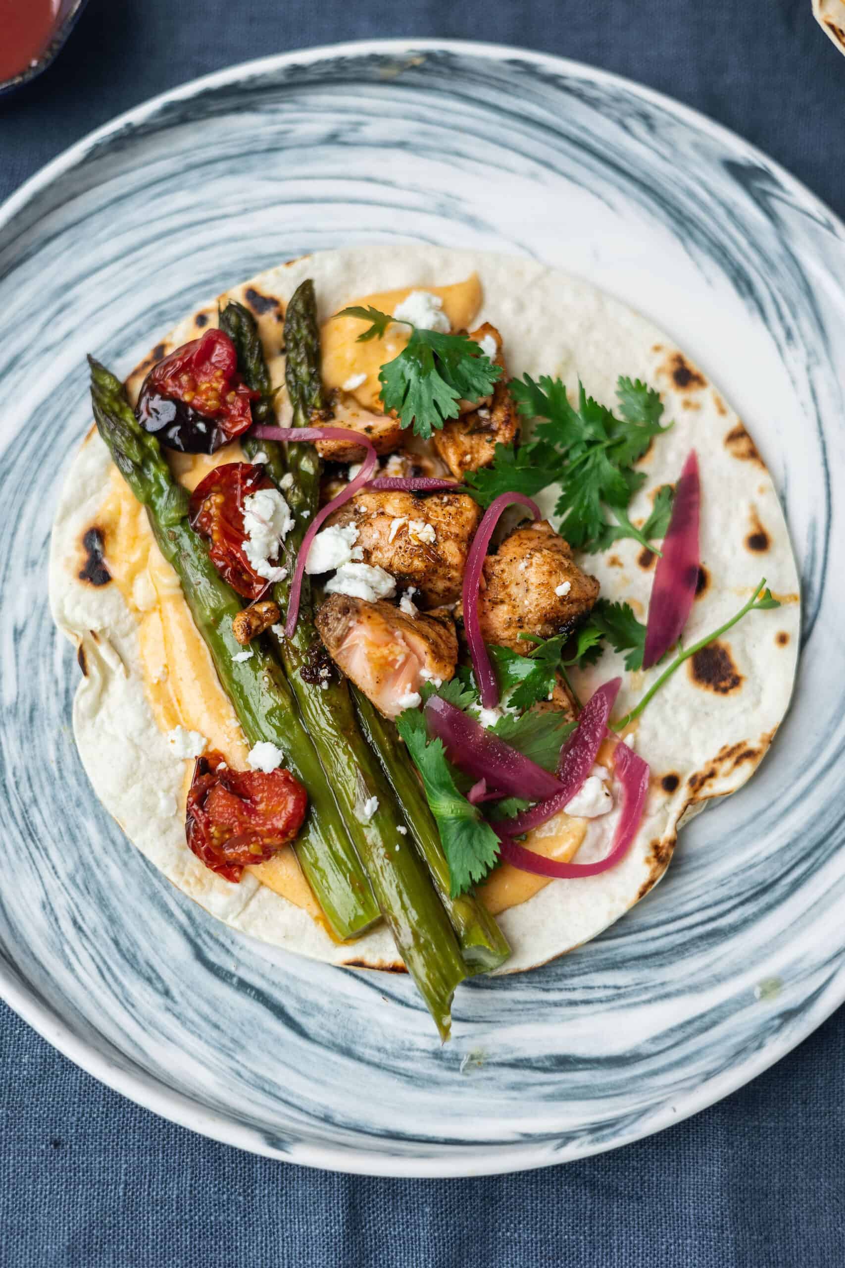 Spárgás taco lazaccal és epres salsával