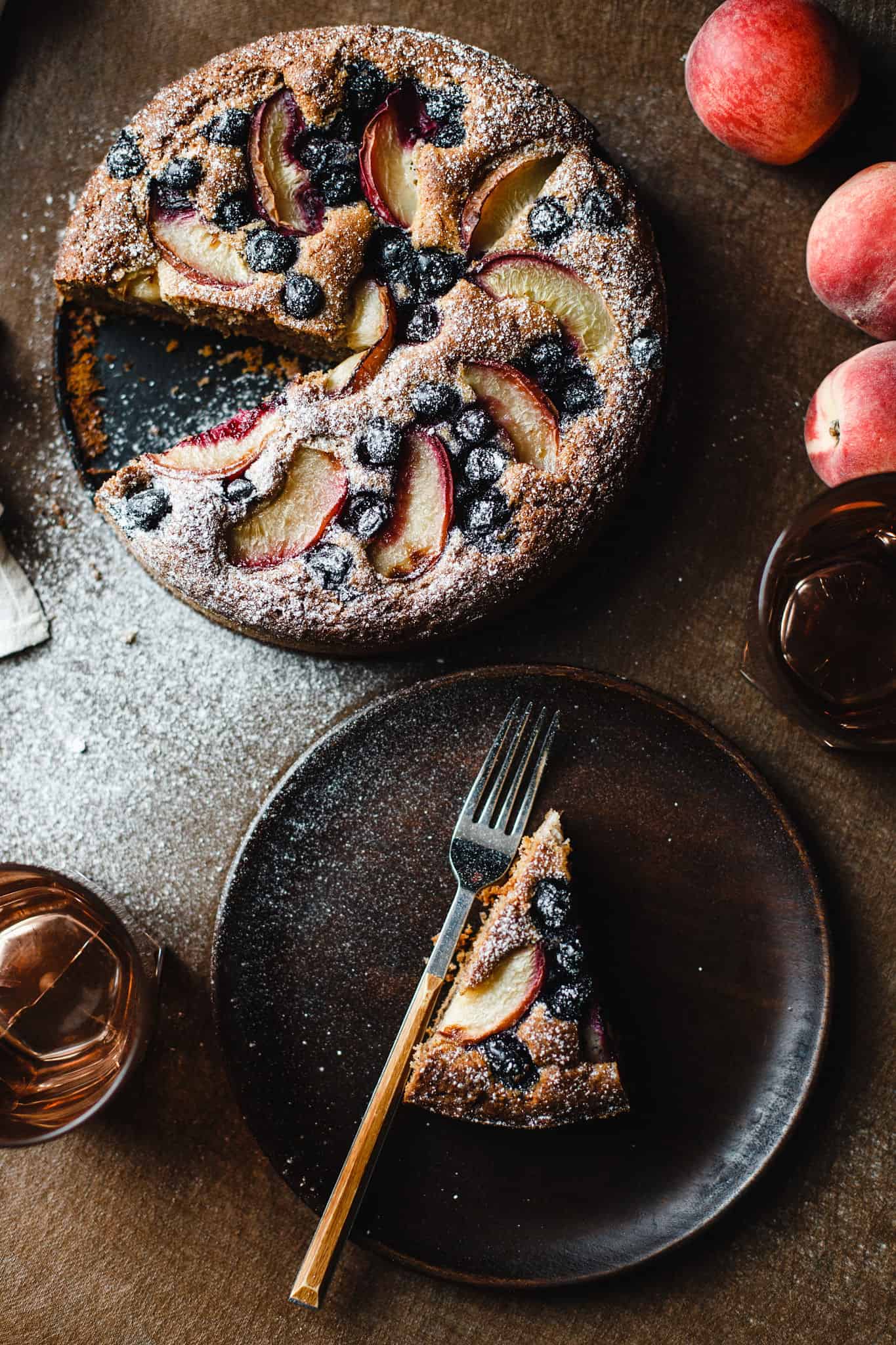 Diós sütemény nyári gyümölcsökkel