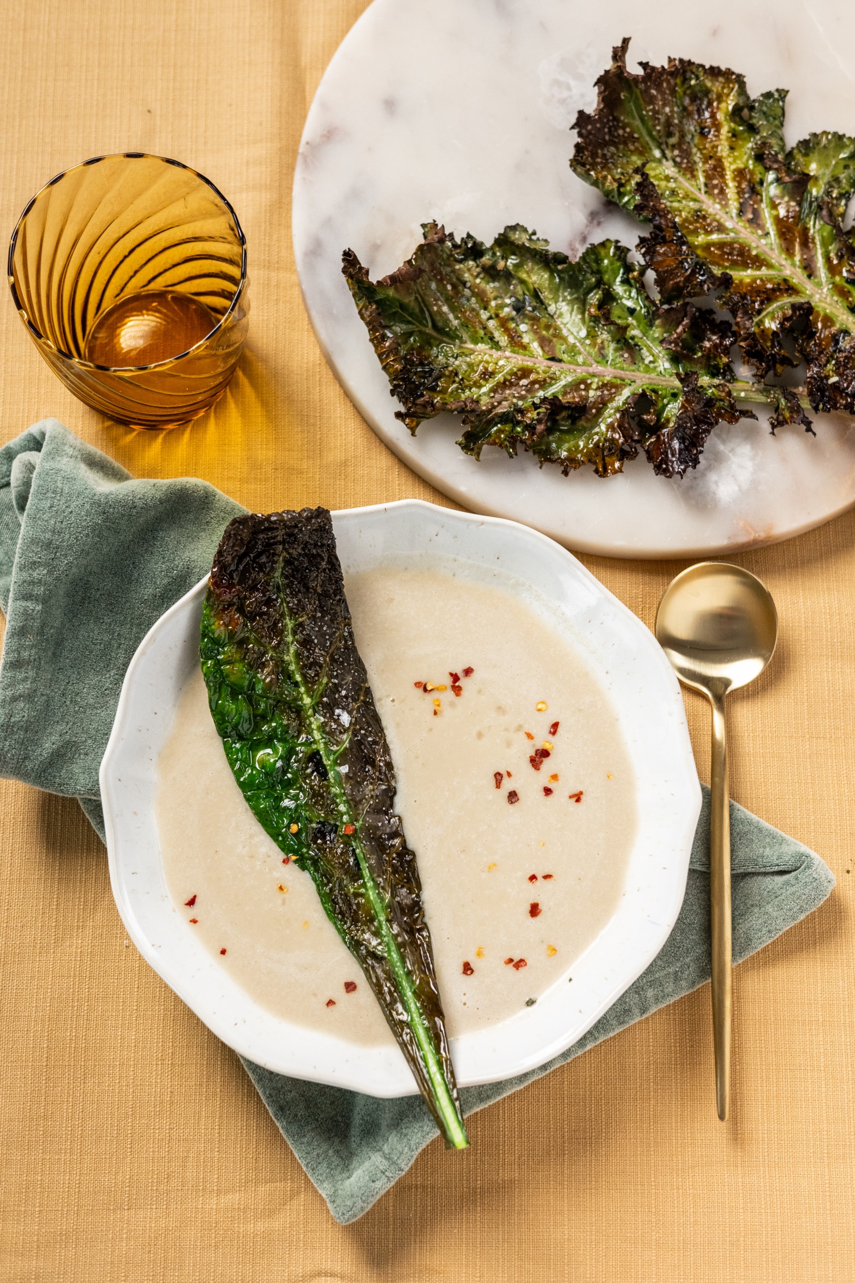 Fehérbabkrémleves fodros kel chipsszel