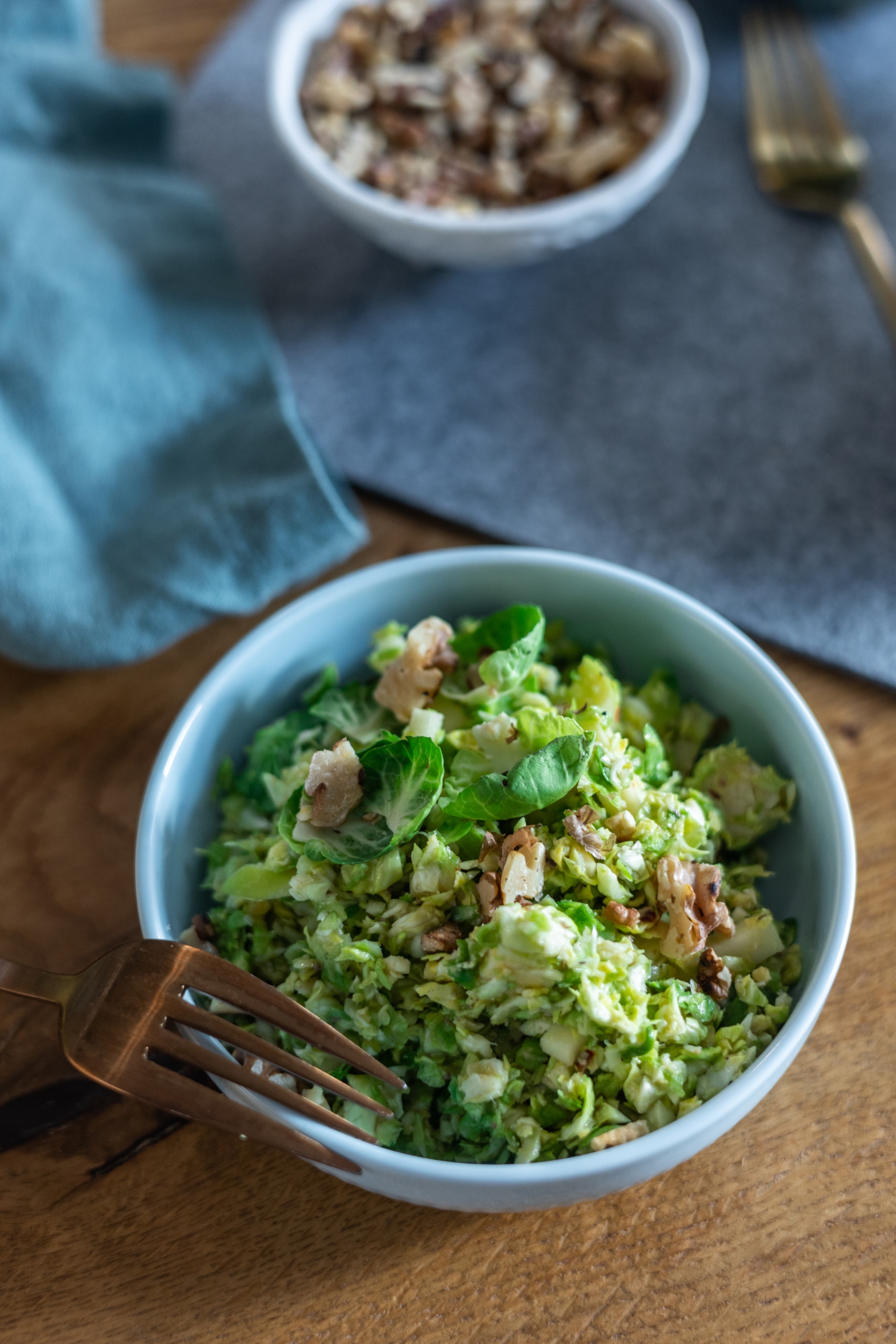 Friss kelbimbósaláta almával és dióval