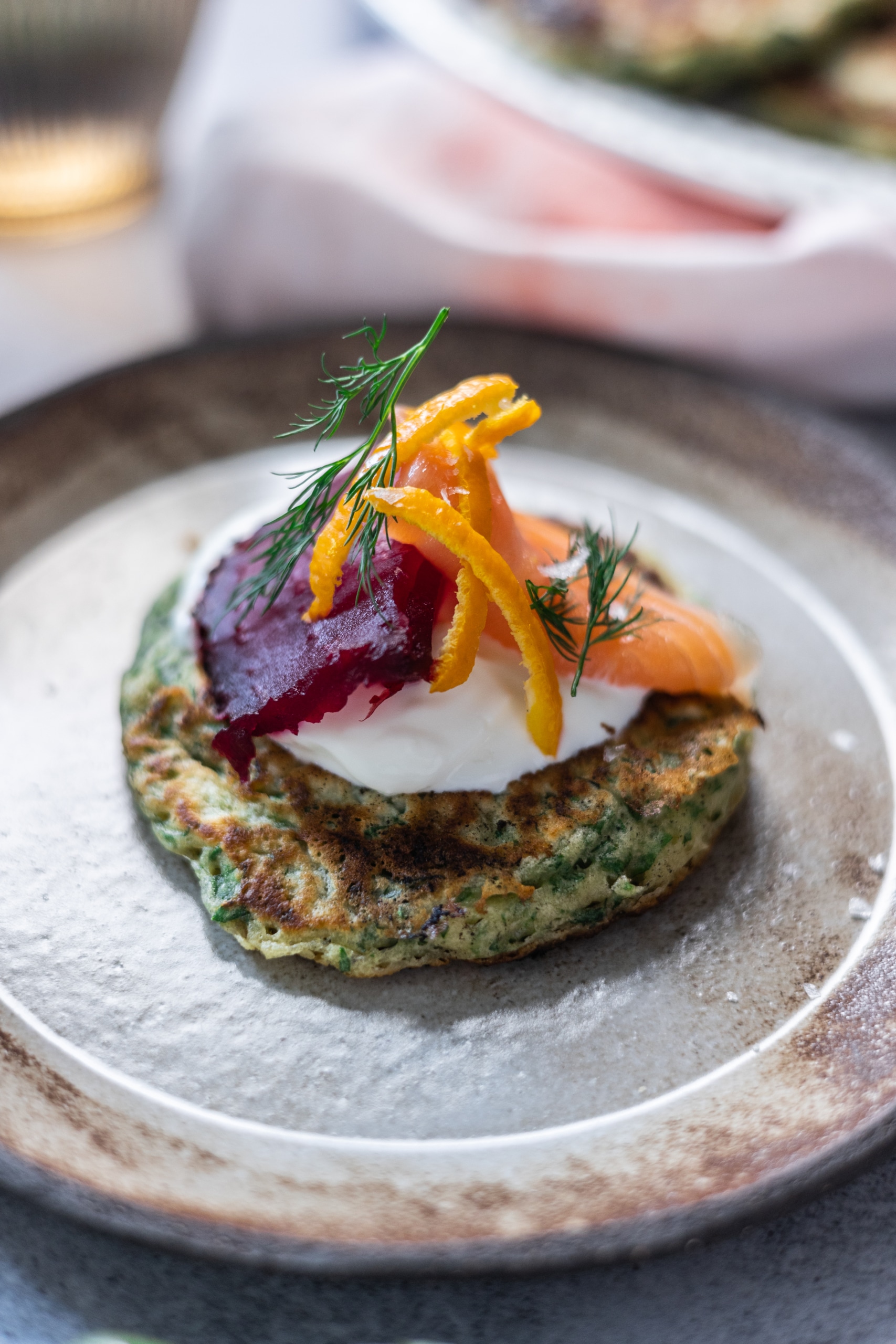 Fűszeres palacsinta céklával és lazaccal