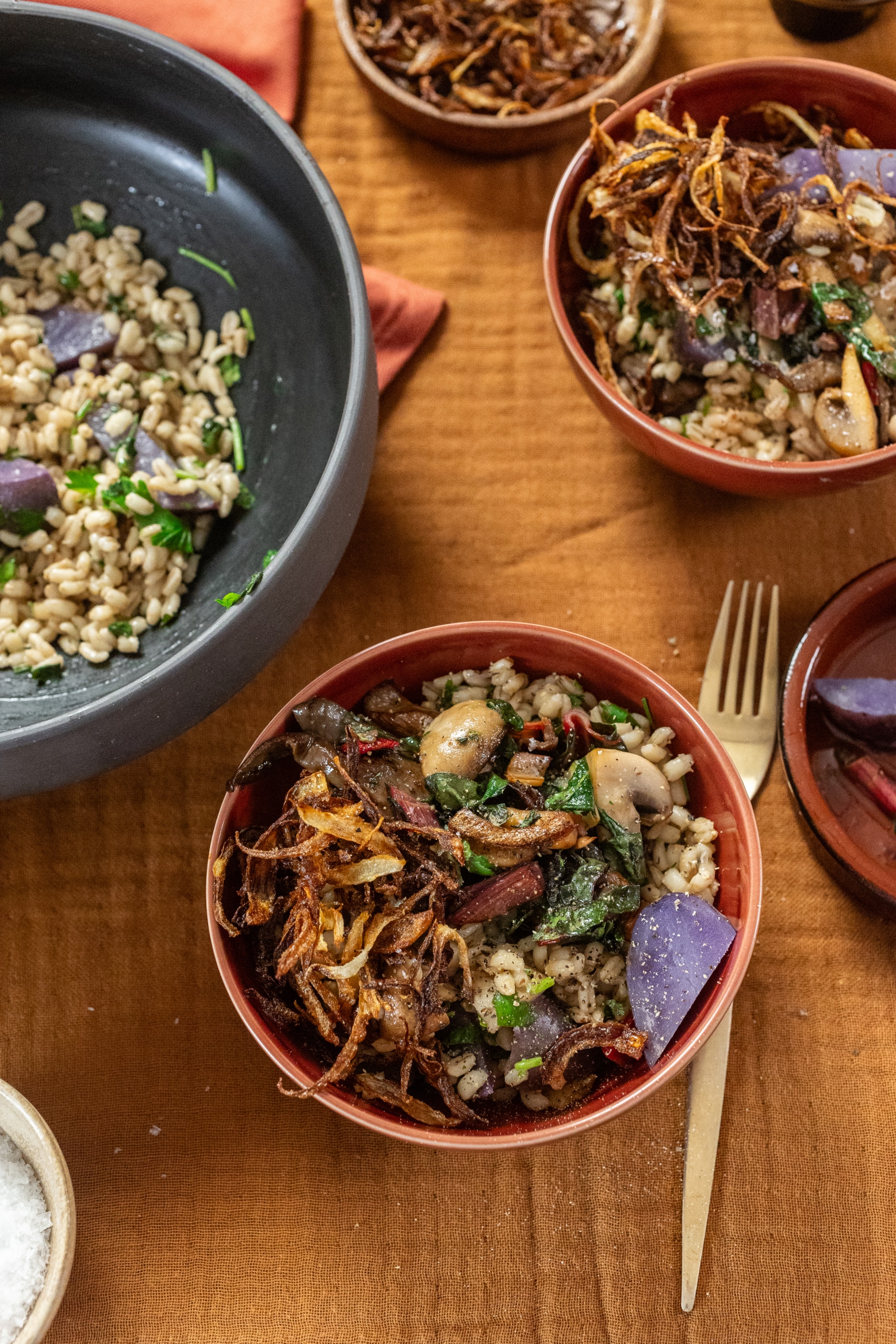 Gerslisaláta gombával és sült hagymával