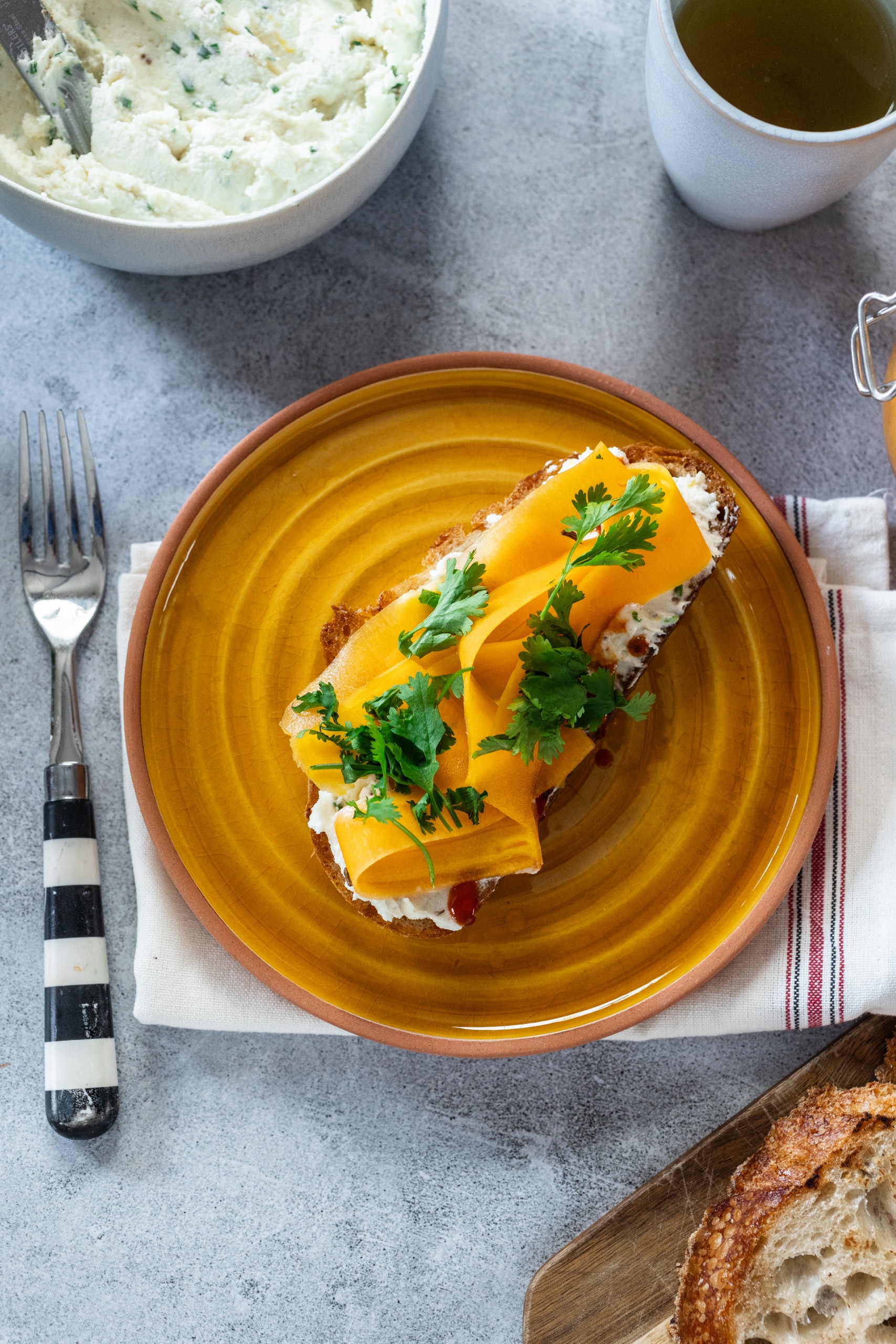 Körözöttes szendvics savanyított tökkel