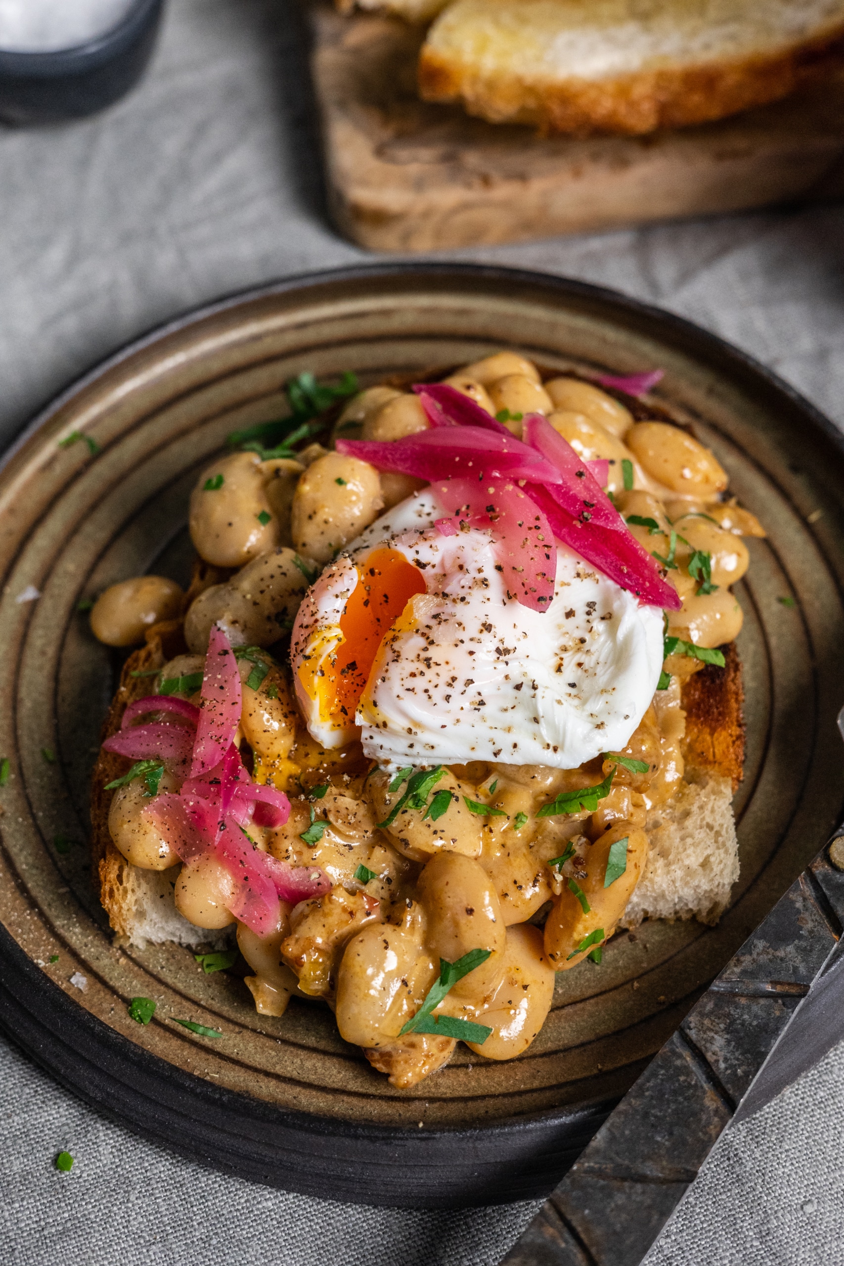 Sajtos bab buggyantott tojással