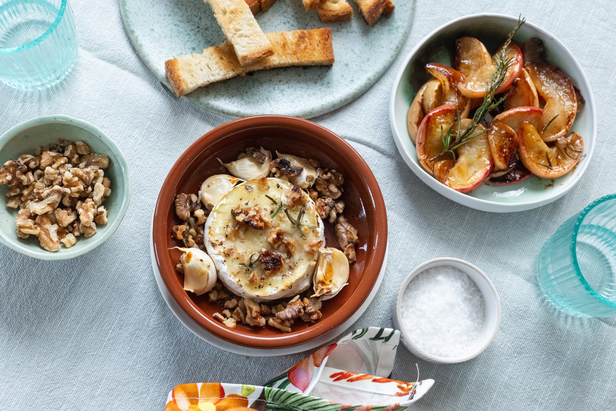 Sült camembert rozmaringos almával