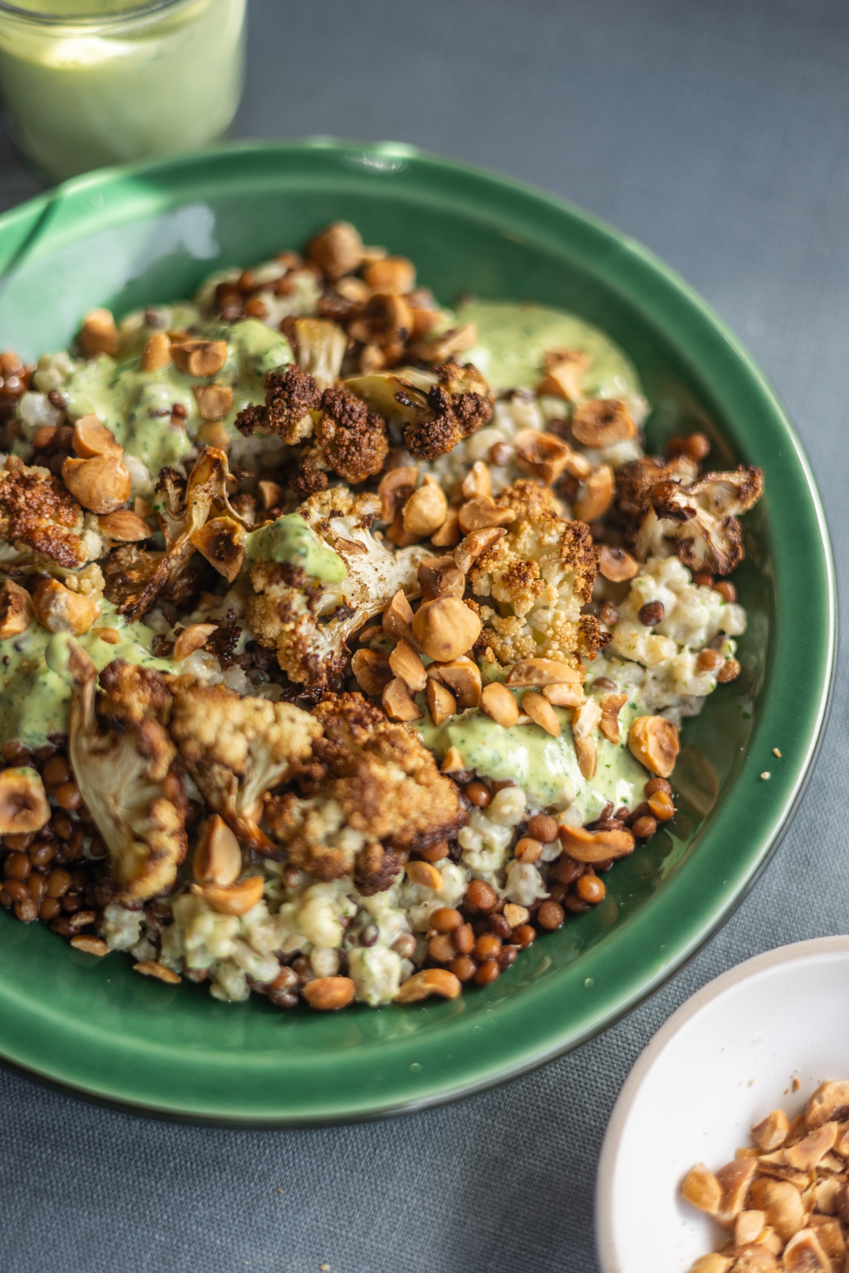 Lencsés sültkarfiol-saláta árpagyönggyel