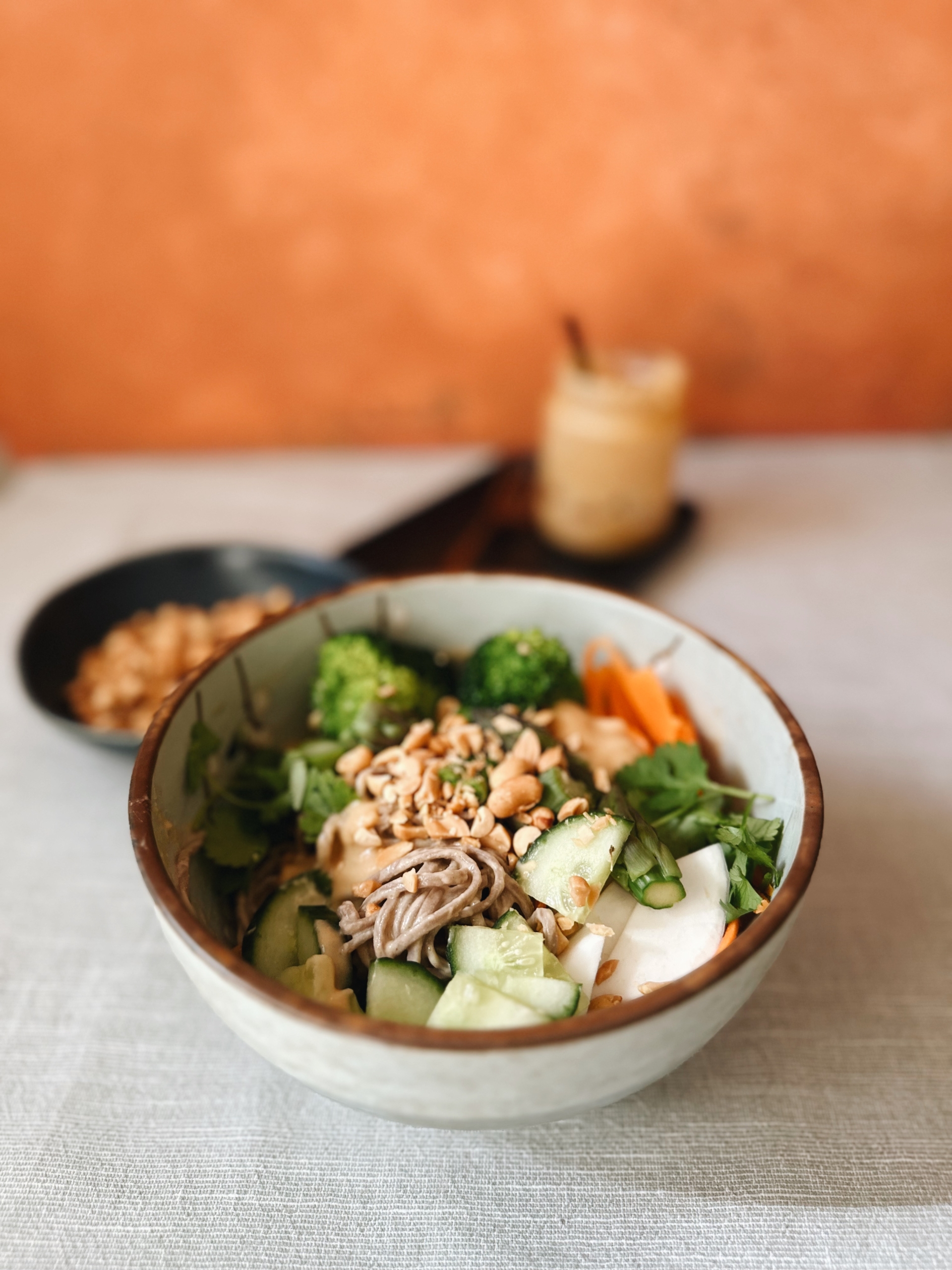 Zöldséges tésztasaláta mogyorószósszal