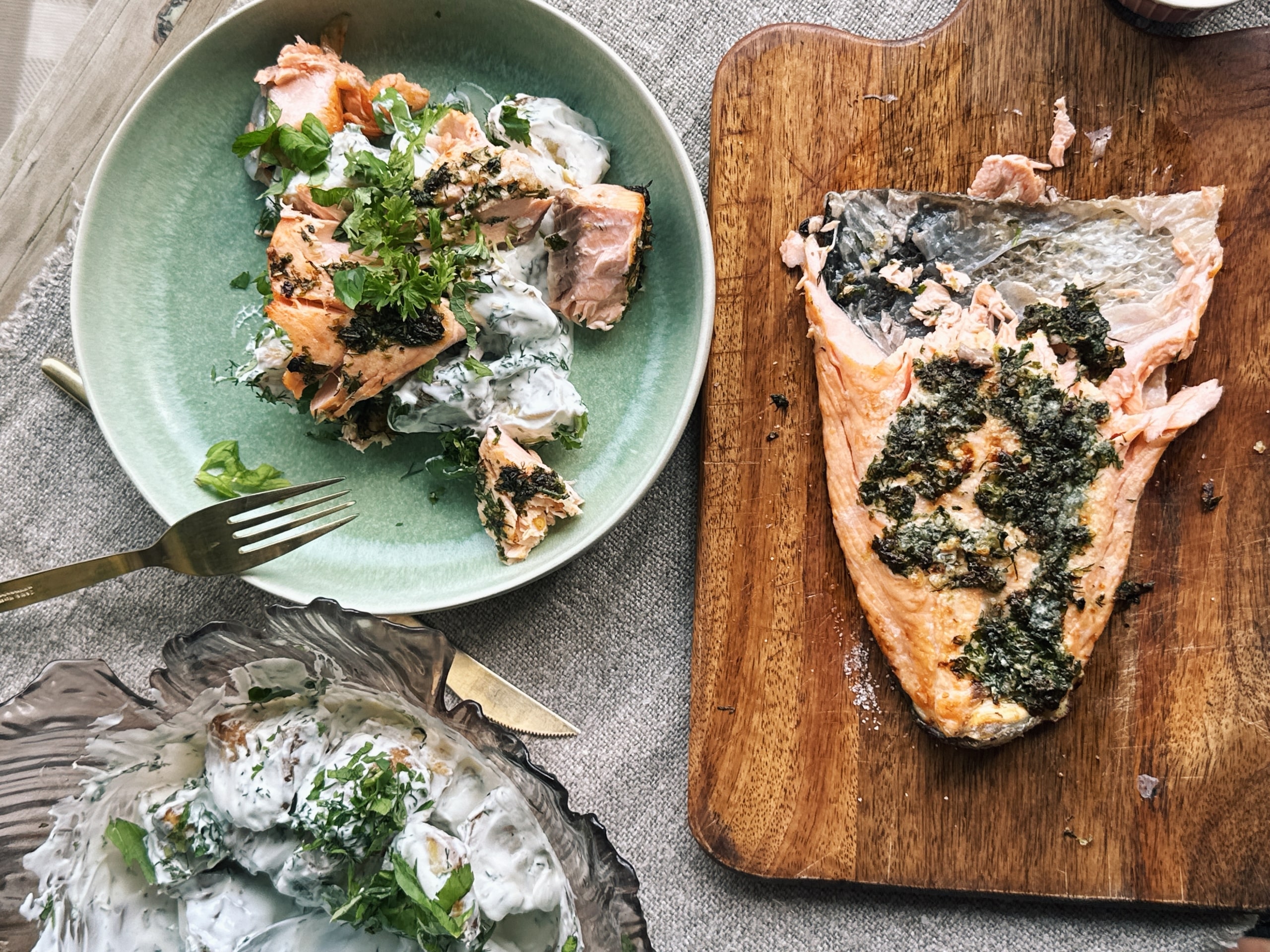 Zöldfűszeres lazac joghurtos krumplisalátával