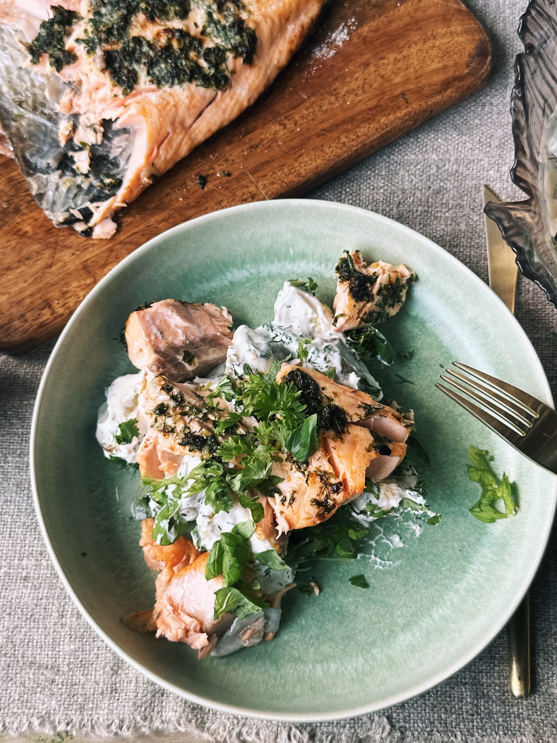 Zöldfűszeres lazac joghurtos krumplisalátával