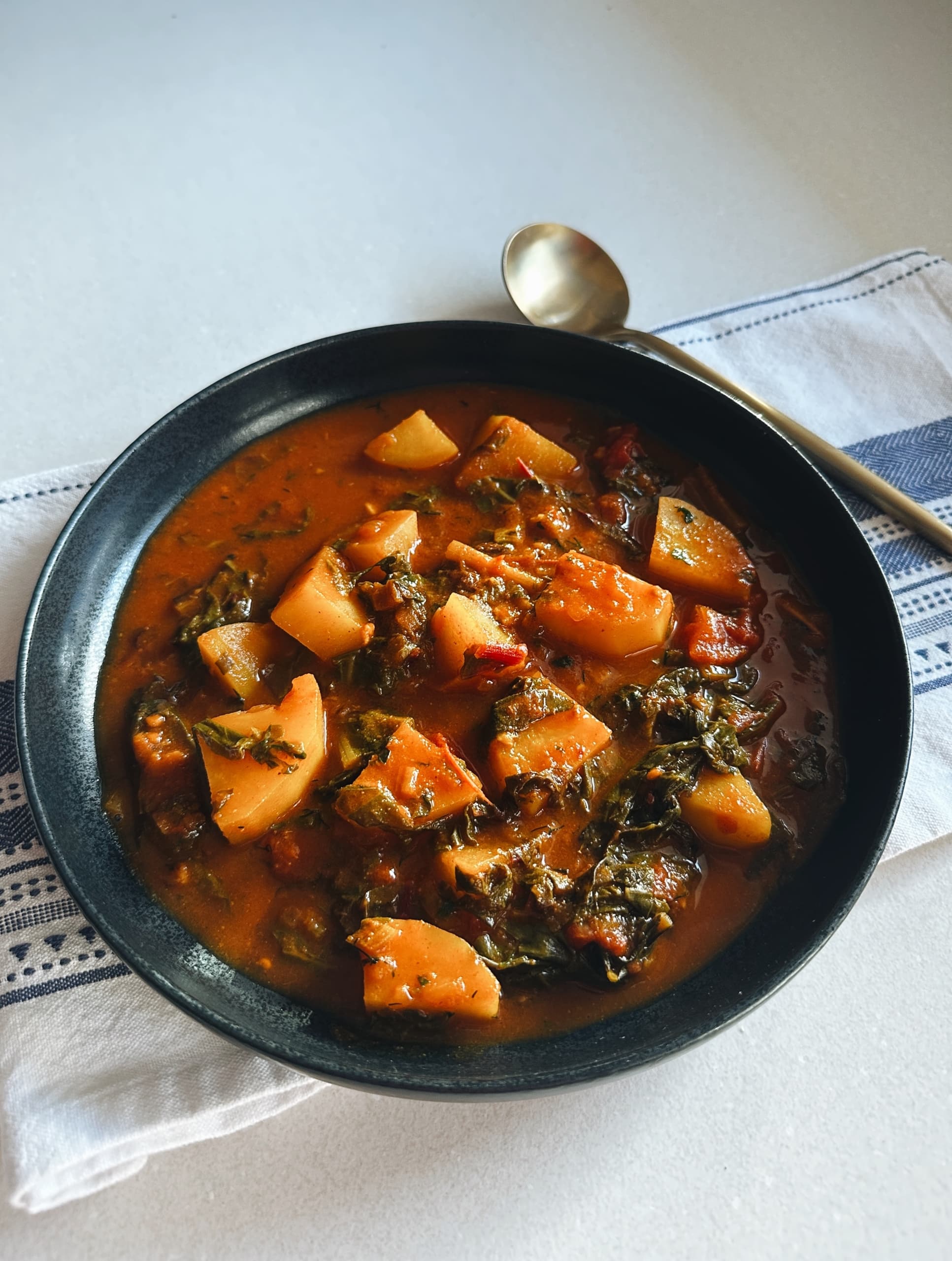 Krumplicurry mángolddal