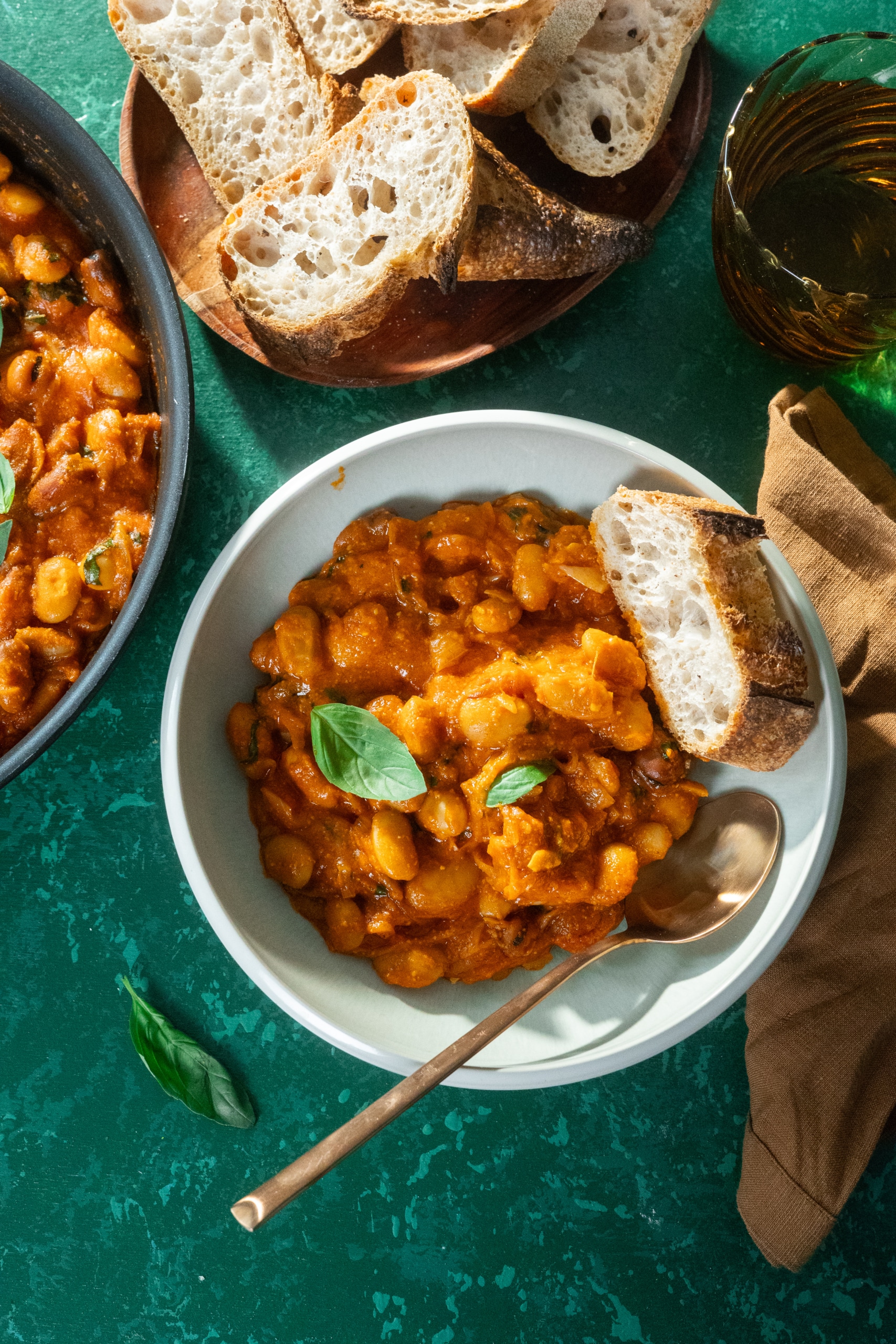 Hagymás bab romesco szósszal