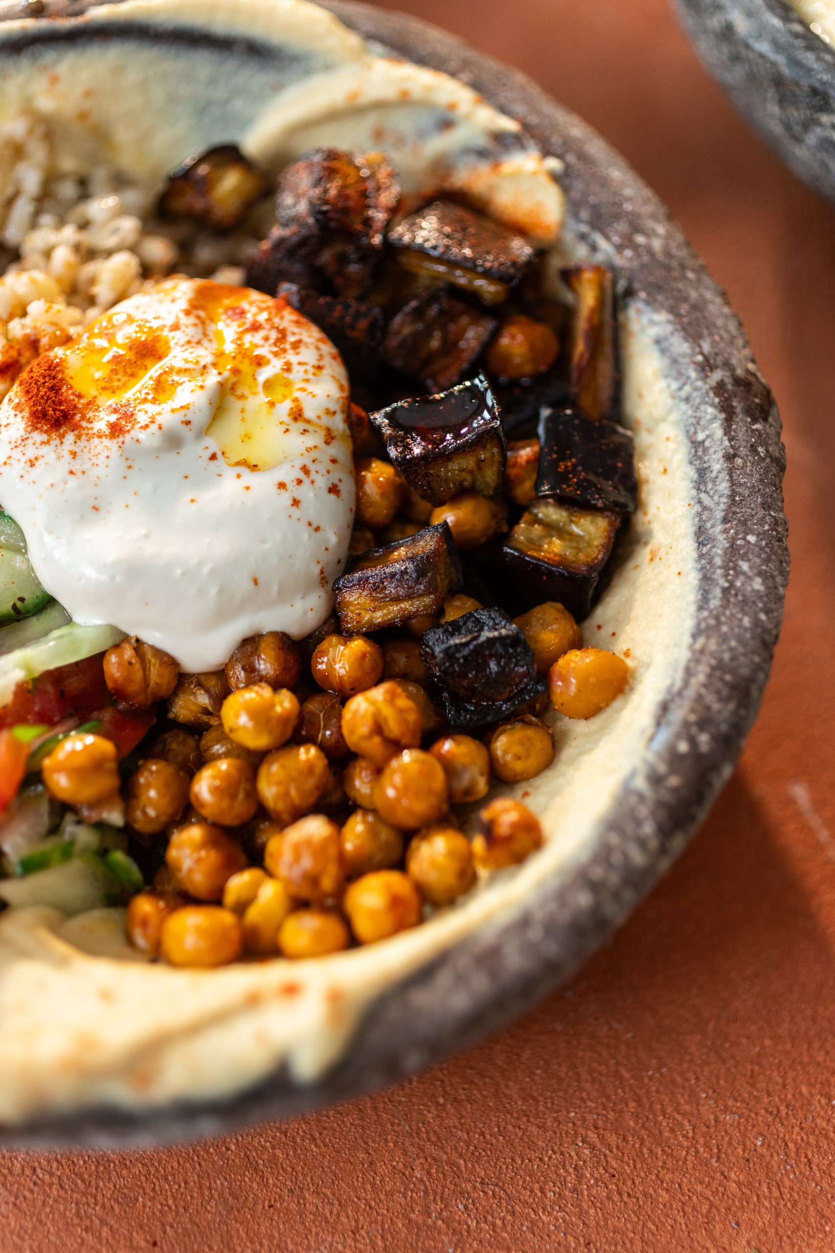 Hummusz tál padlizsánnal