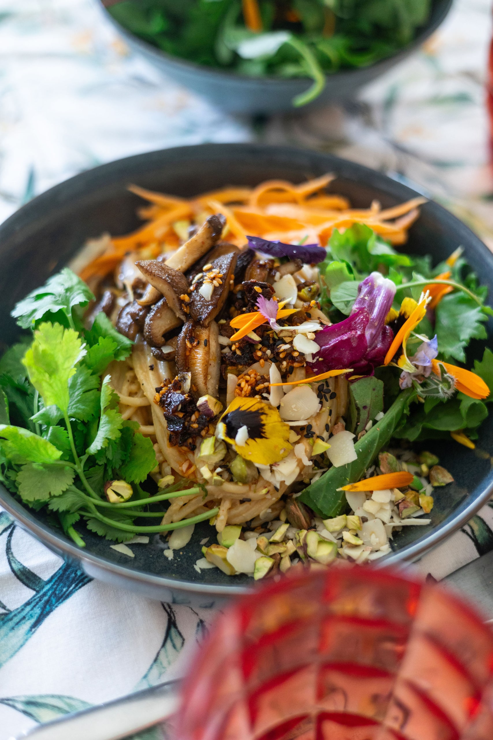 Pirított shiitake gomba mogyorószószos tésztával