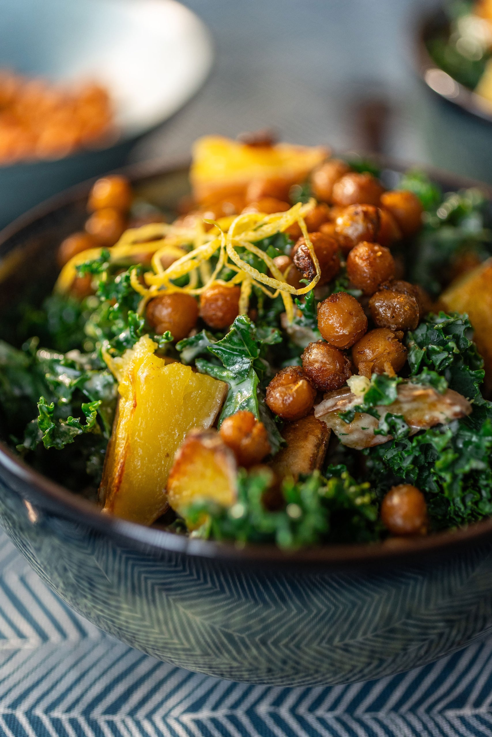 Fűszeres, ropogós csicseriborsó fodros kellel és kifliburgonyával