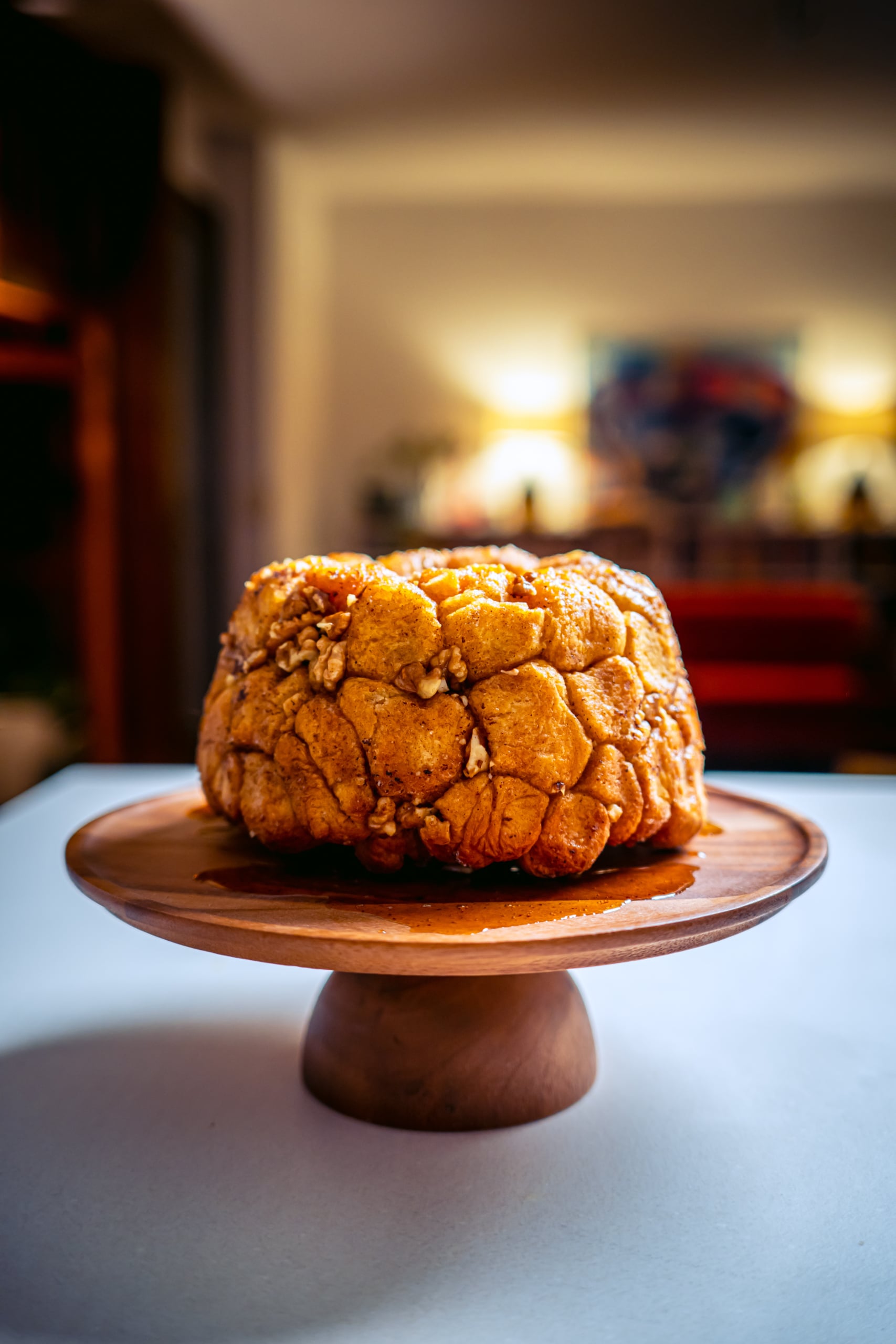 Majomkenyér kuglóf dióval és juharszirupos vajjal