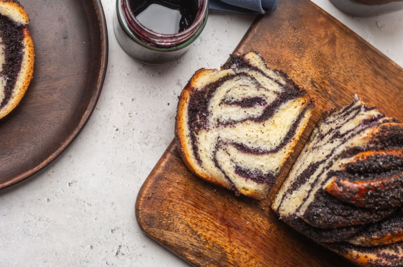 Mákos, fehér csokis babka áfonyalekvárral