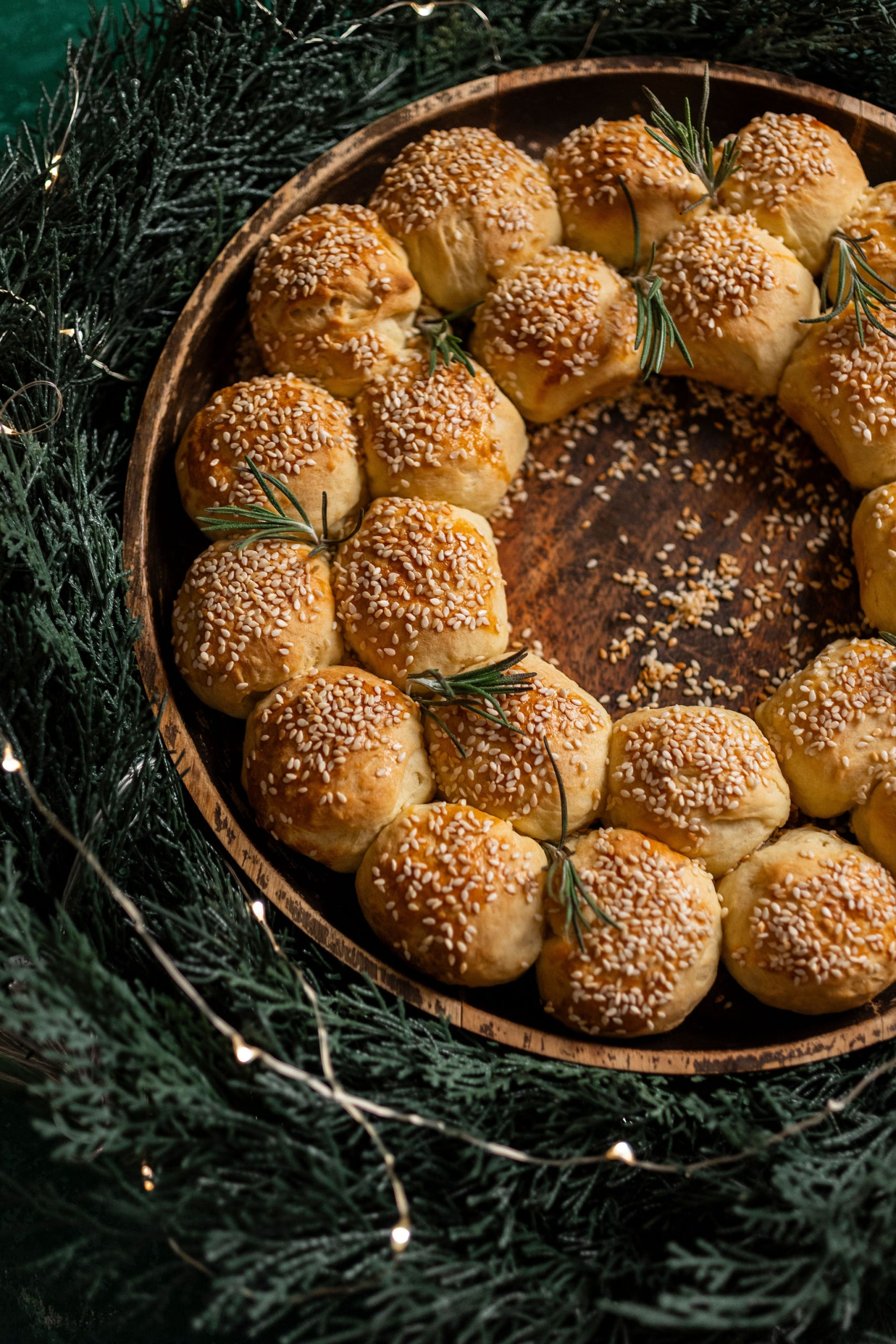 Pogácsatésztából gyúrt gombócok koszorúformába rendezve