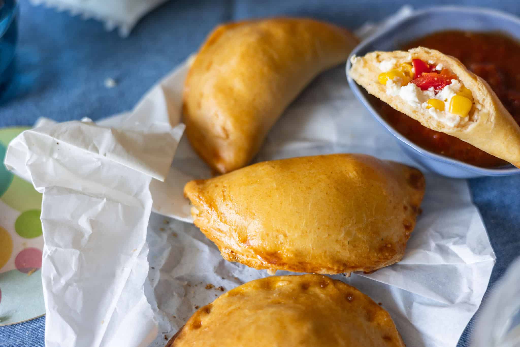 Sajtos-csirkés, fetás-kukoricás empanada