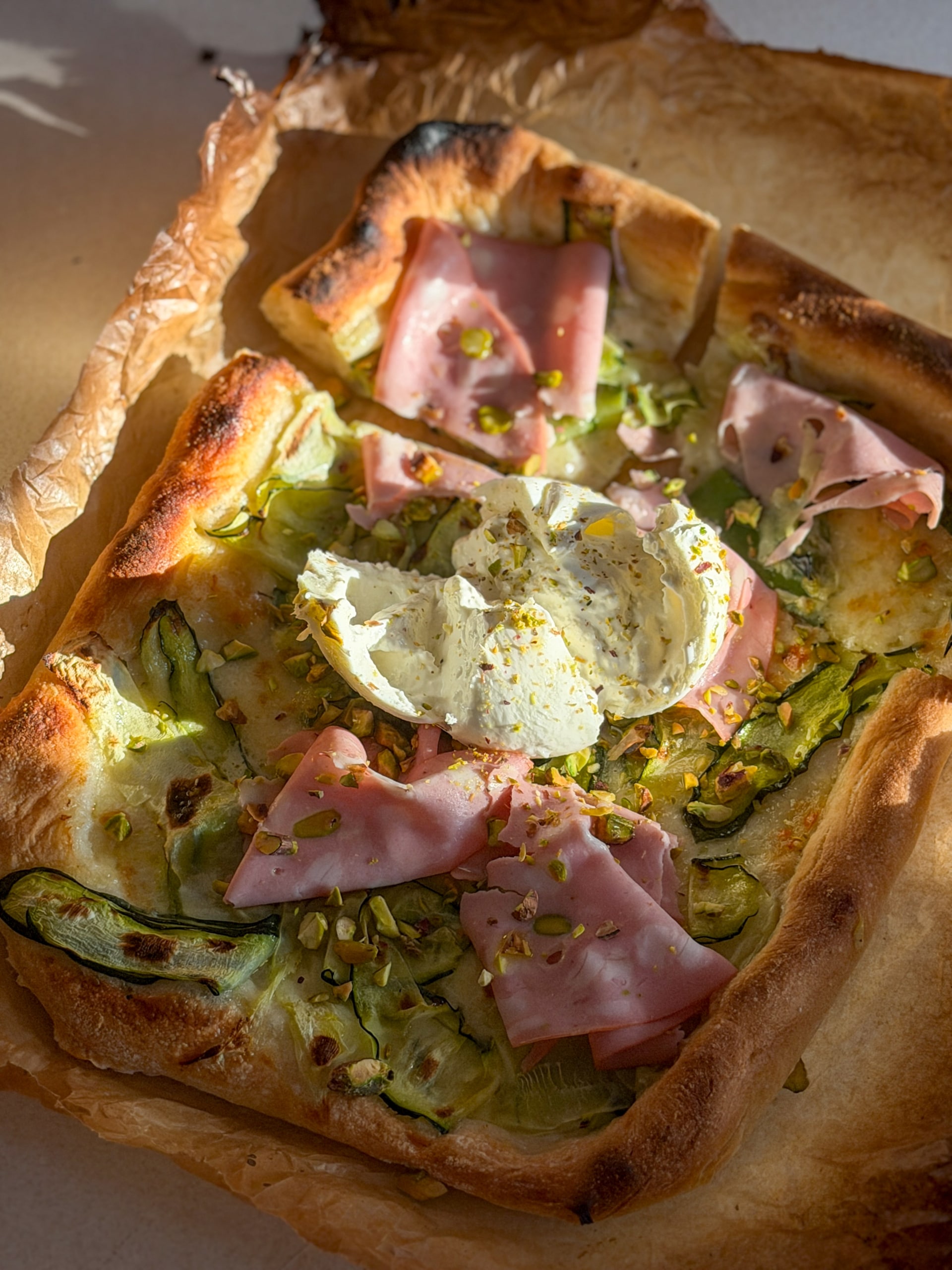 Római pizza burratával, mortadellával, cukkínivel és pisztáciával