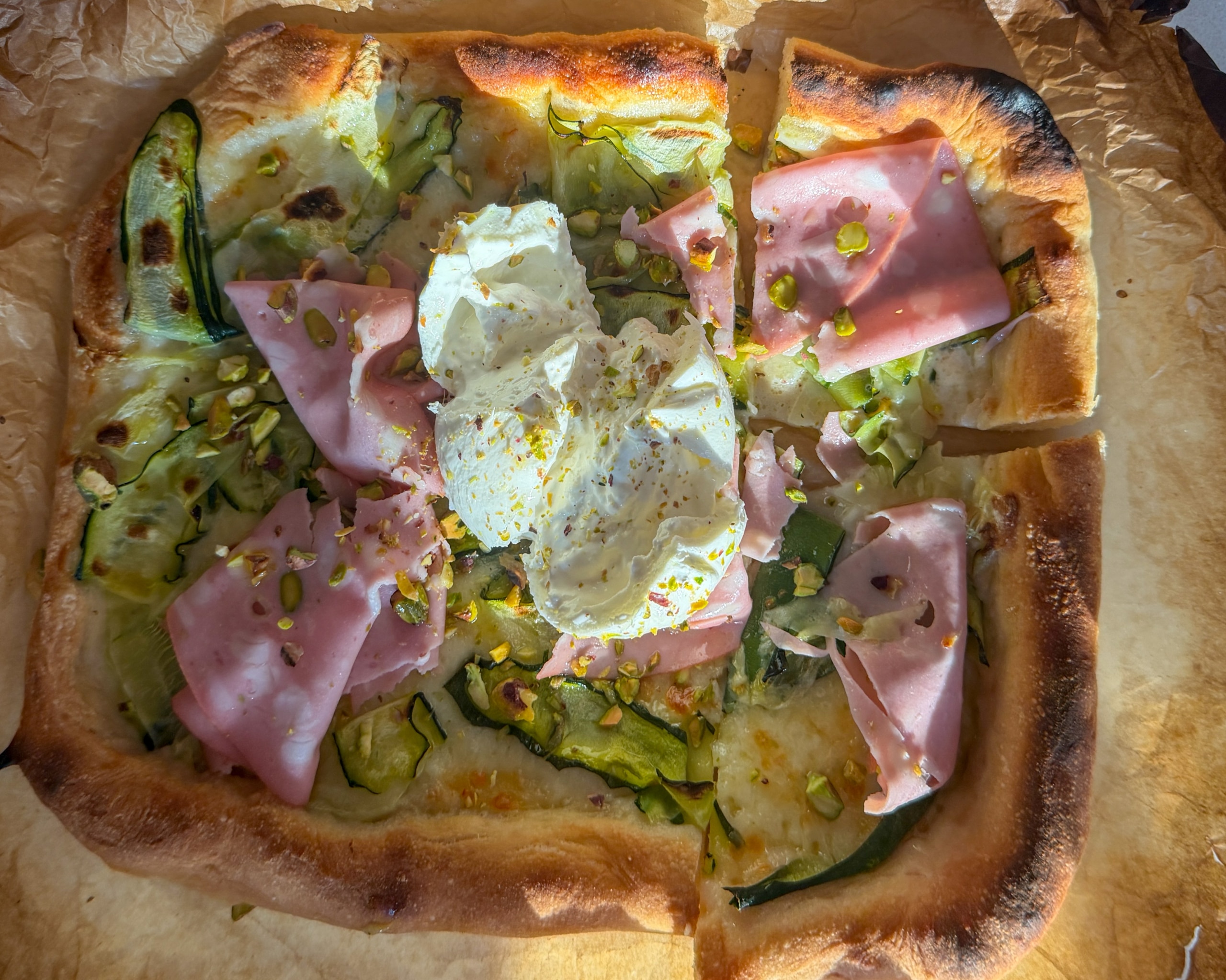 Római pizza burratával, mortadellával, cukkínivel és pisztáciával